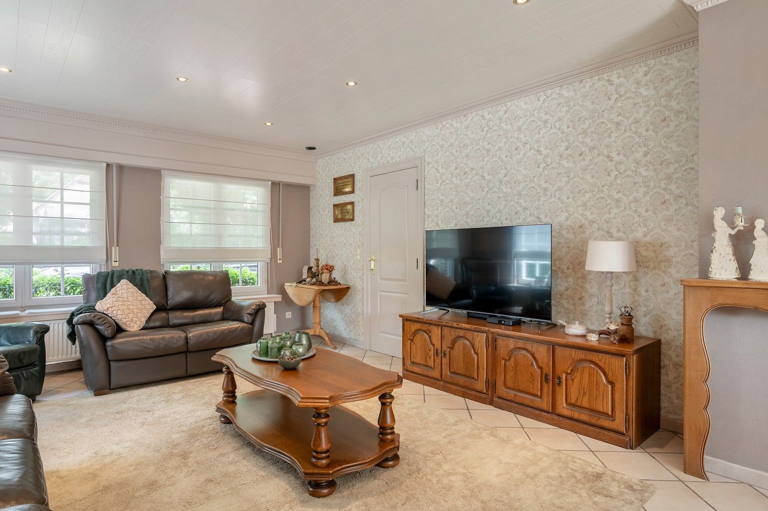 Ruime gezinswoning op breed en groot perceel van 1122m² foto 5