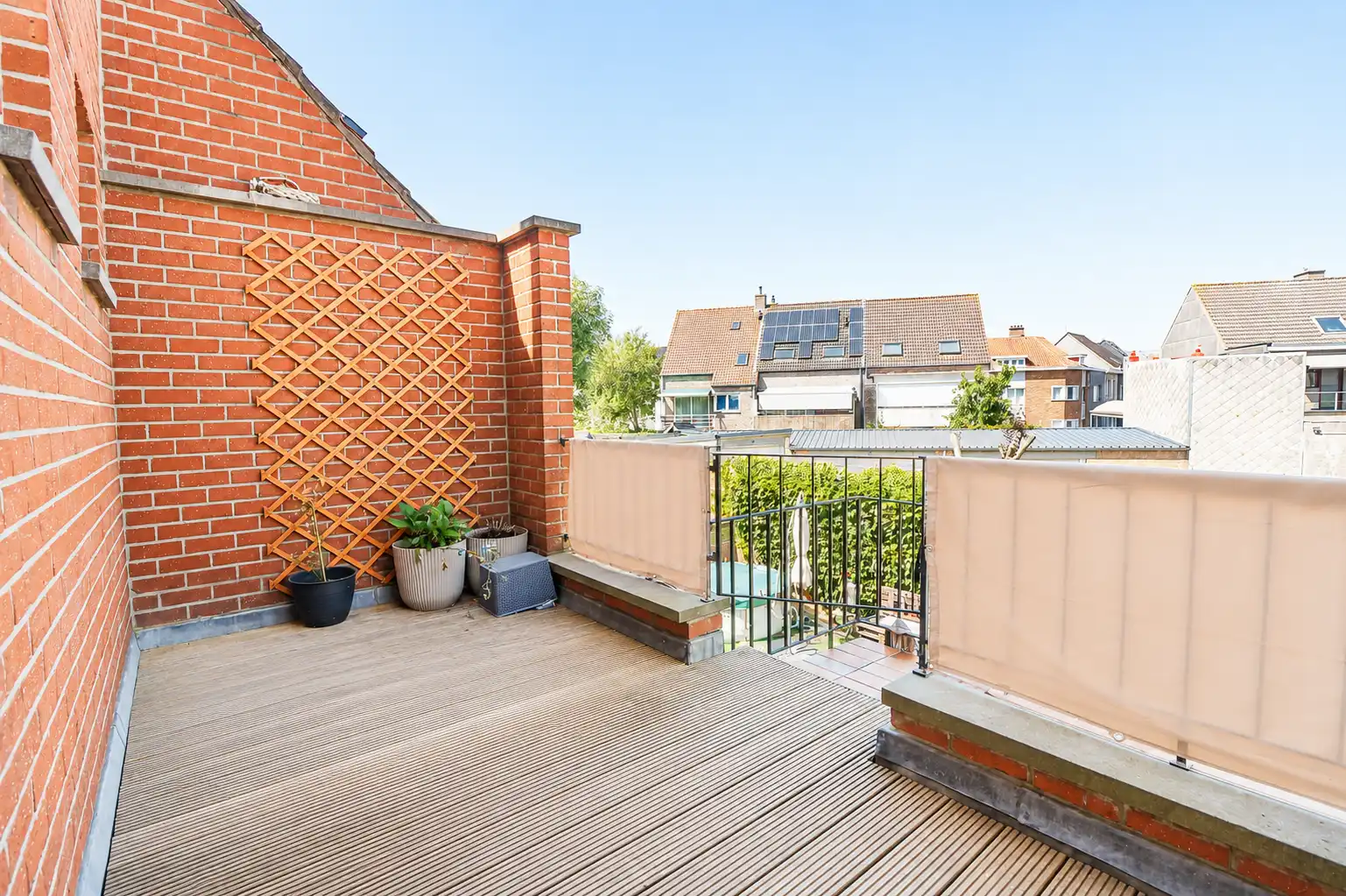 Zeer ruime en lichtrijke bel-etagewoning met 3 grote slaapkamers, dubbele garage en tuin. foto 17