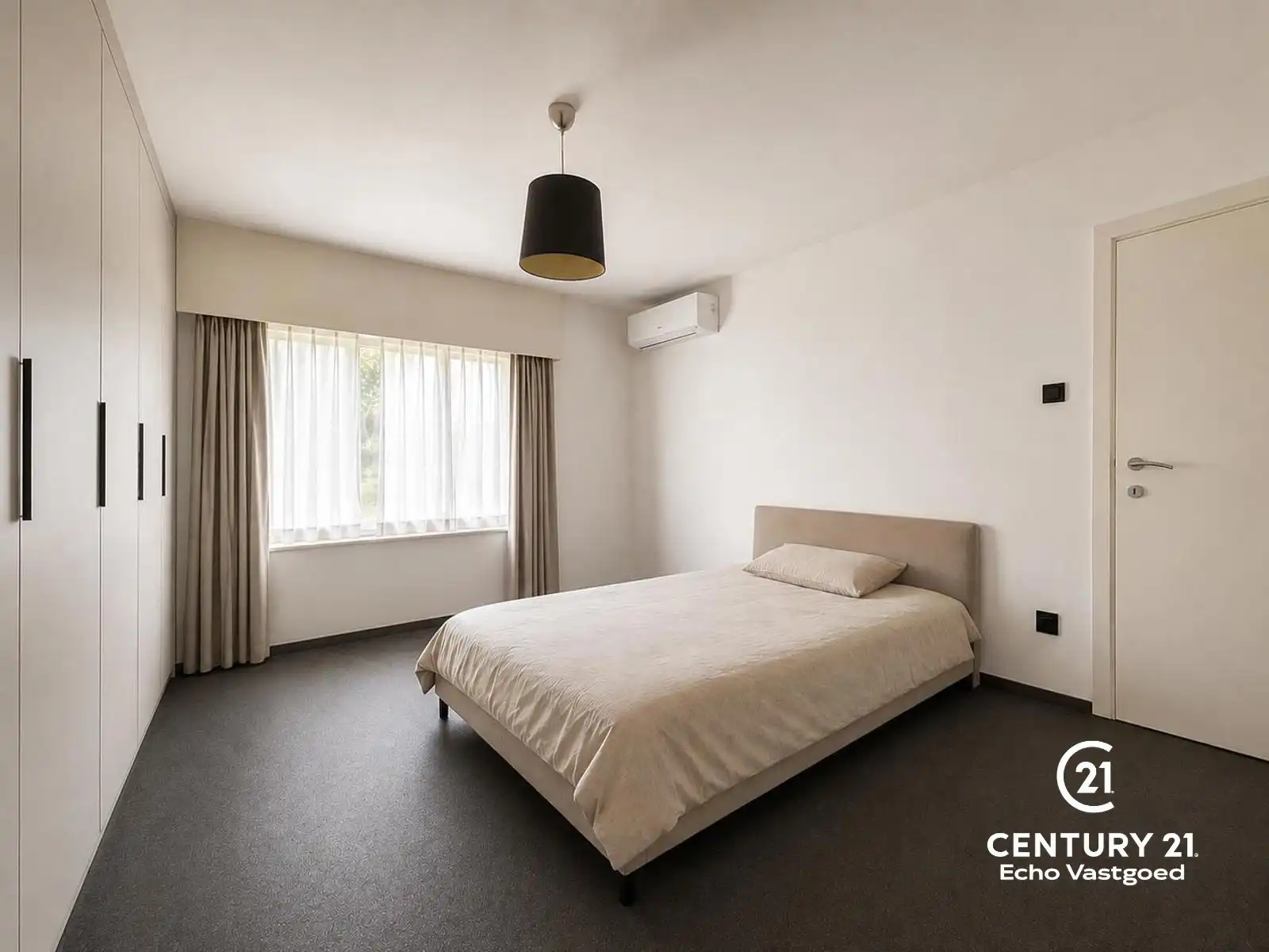 Centraal gelegen, gerenoveerde en instapklare woning foto 10