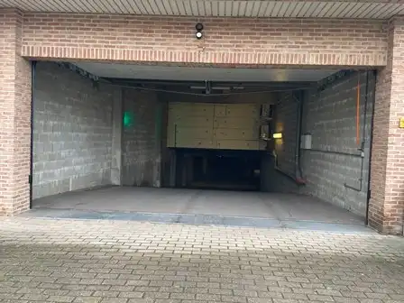 Vaste autostandplaats in het centrum foto 2