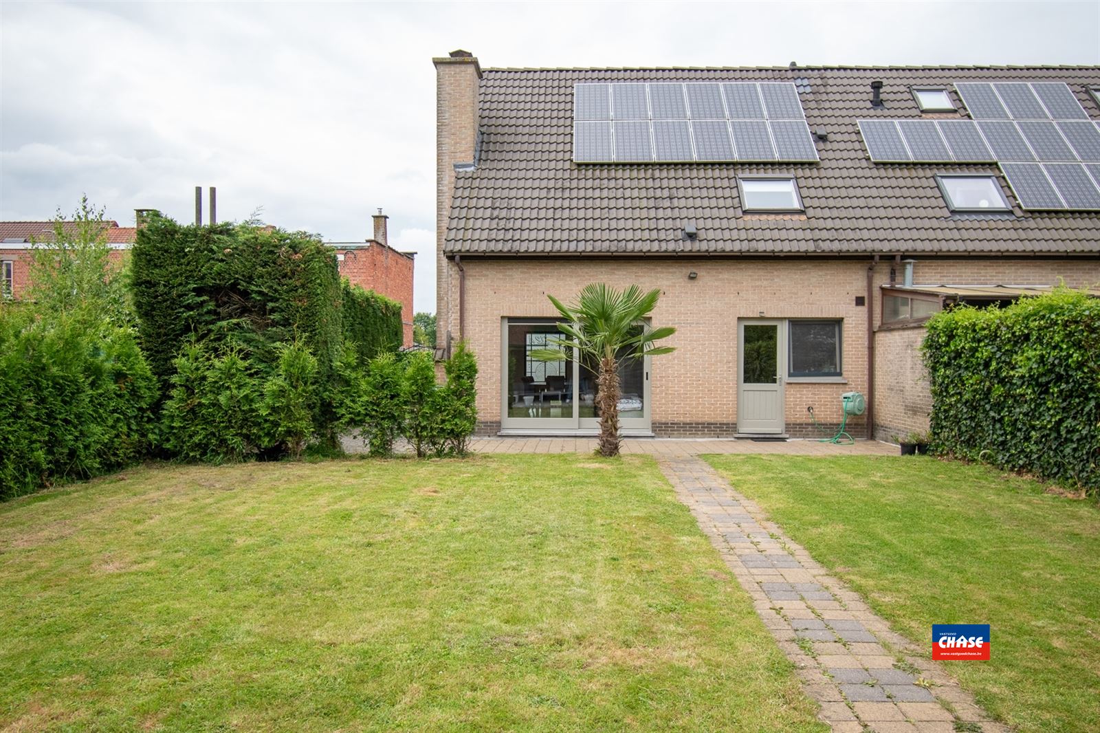 Recente, halfopen woning met drie slaapkamers, grote zonnige tuin, garage en drie opritten foto 8