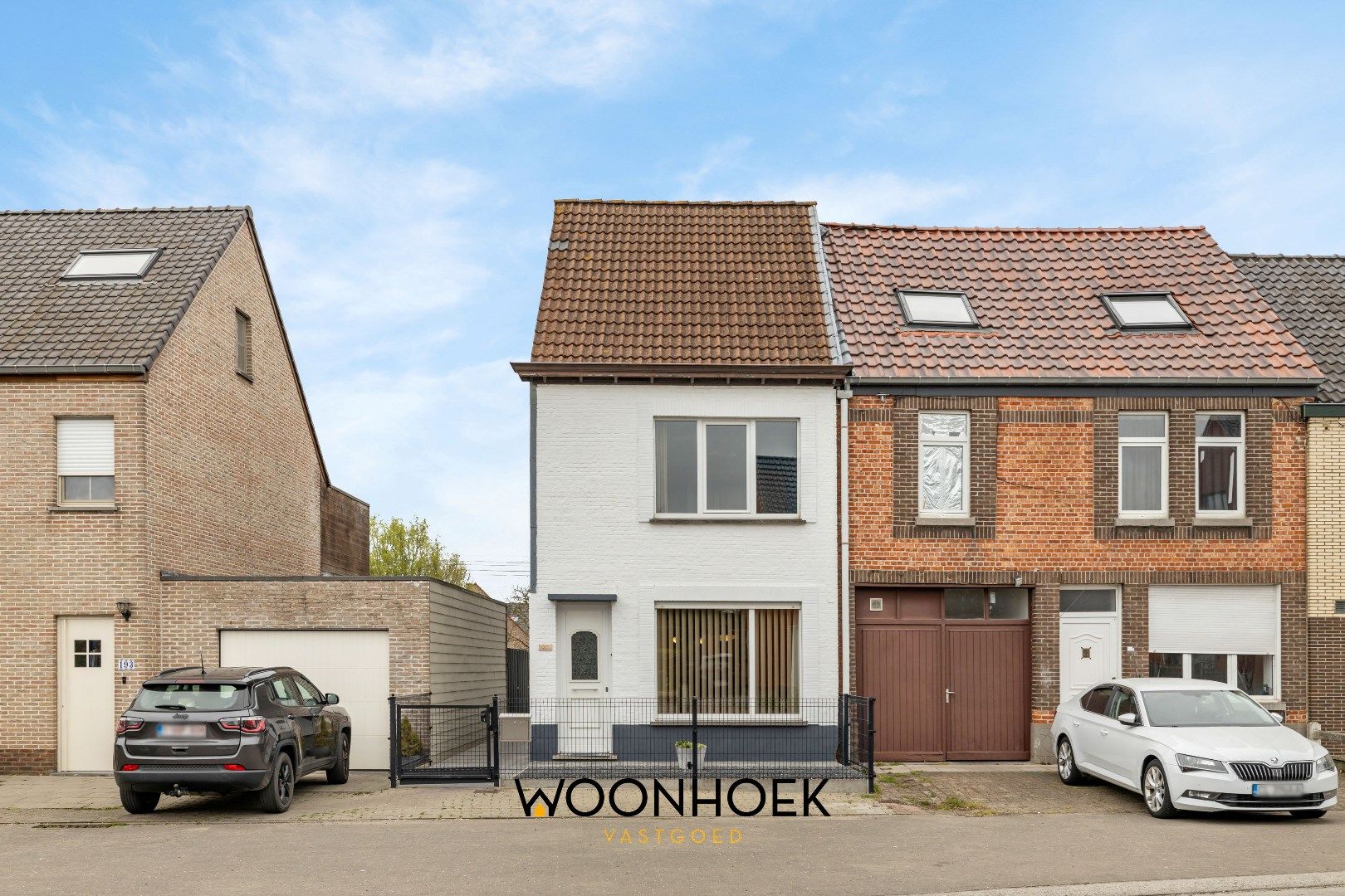 Hoofdfoto van de publicatie: 3-slpk halfopen bebouwing met zij-ingang in residentiële buurt te Lokeren. 