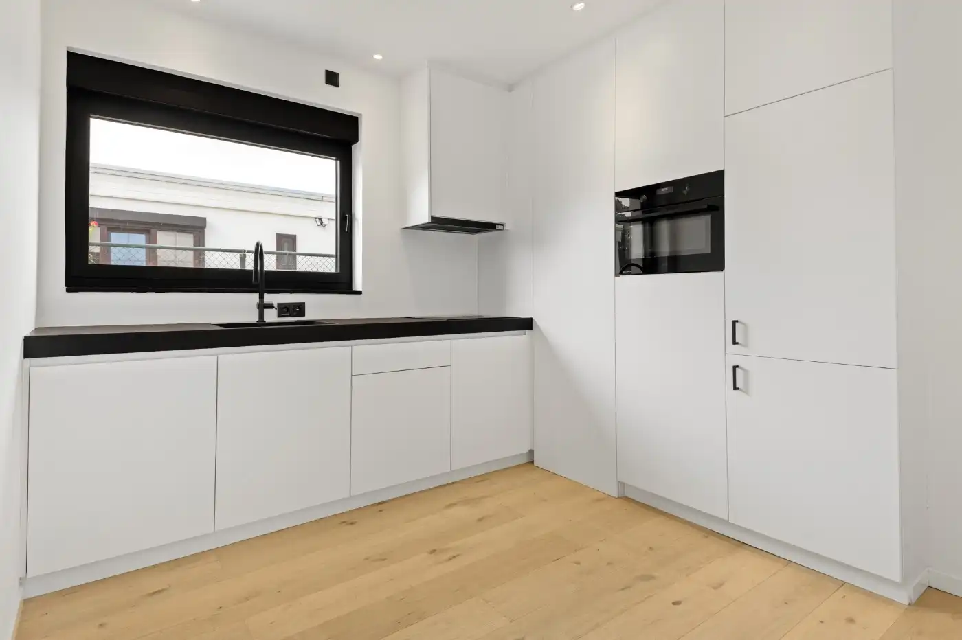 Instapklare, gerenoveerde laagbouwwoning met 2 slpk. en tuin foto 5