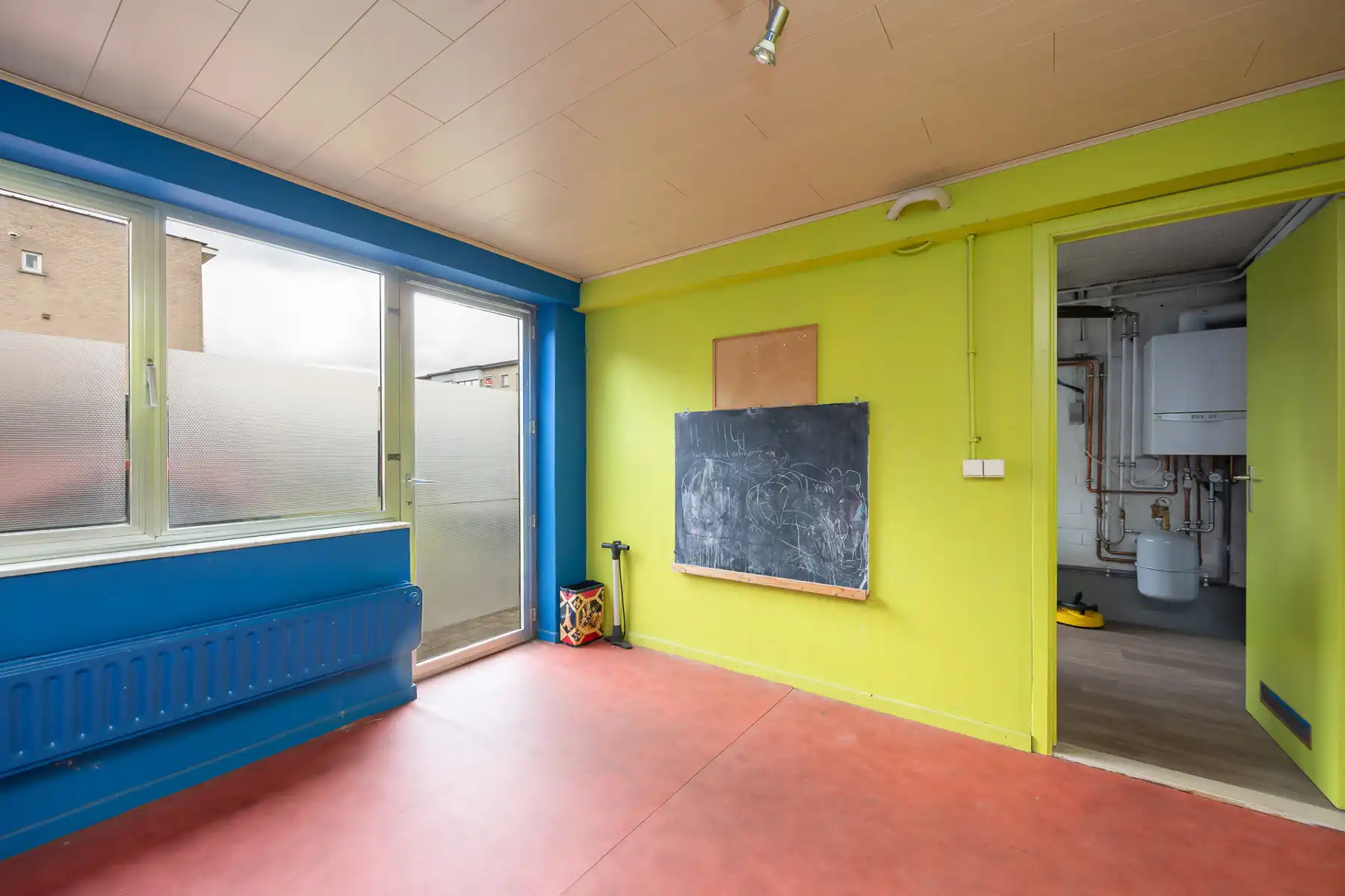 Gezellige halfopen bel-étage met oprit en zonnige tuin in Hoevenen! foto 11