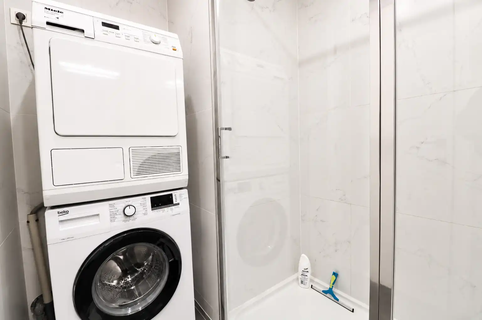 Volledig gerenoveerd 2-slaapkamerappartement met frontaal zeezicht. foto {{pictureIndex}}