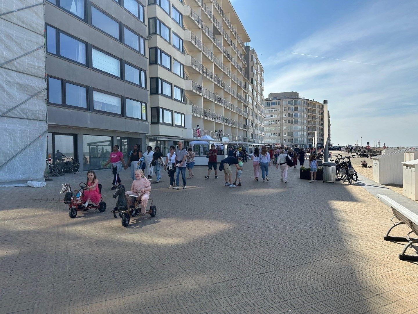 Handelspand  op topligging  .  Strandplein.   Ruim 200 m2  .       Tegen 1 juni volledig nieuw afgewerkt.   Zowel te koop of te huur.   foto {{pictureIndex}}