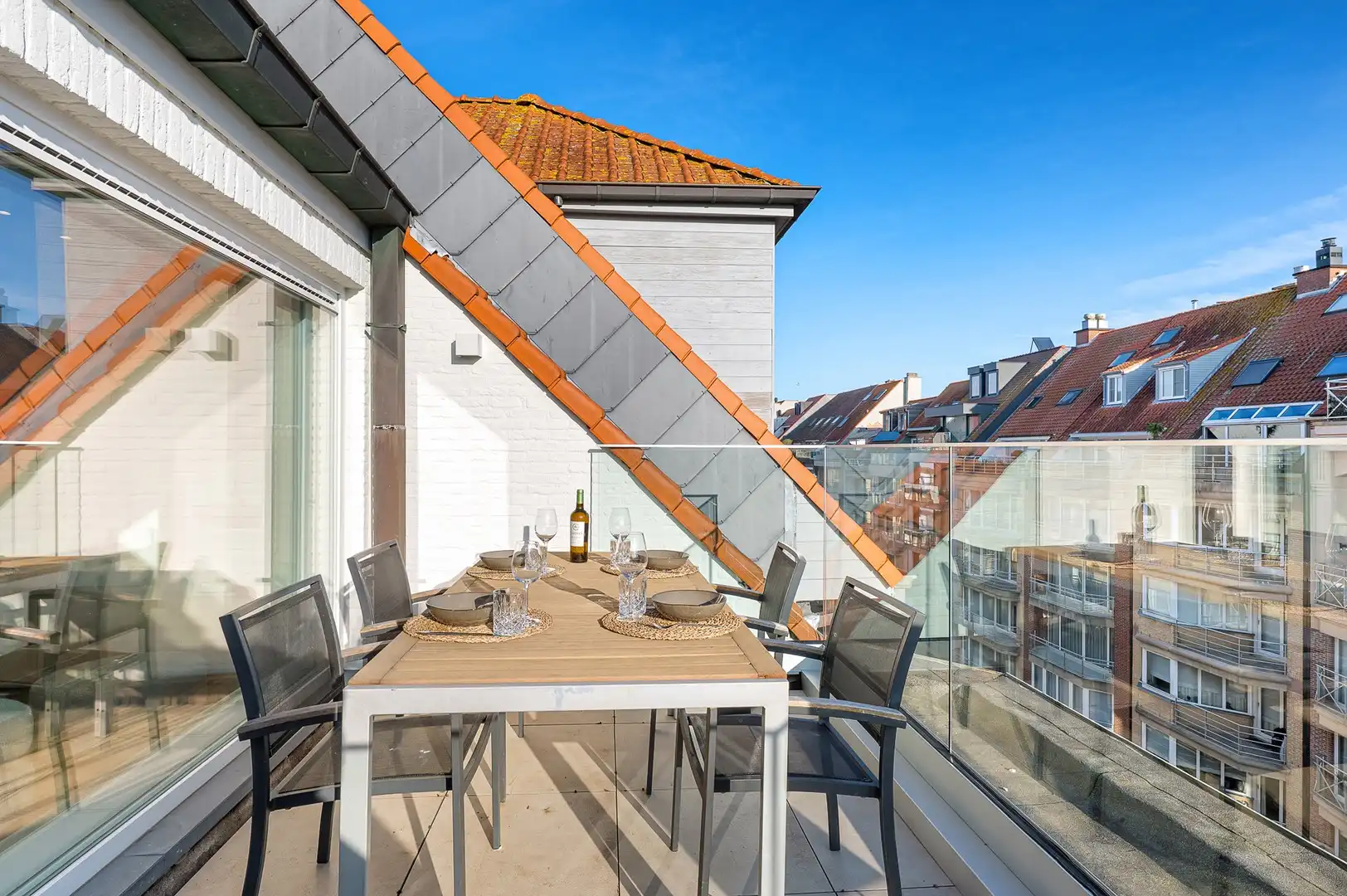 Luxueus gerenoveerd duplexappartement met drie slaapkamers. foto 14