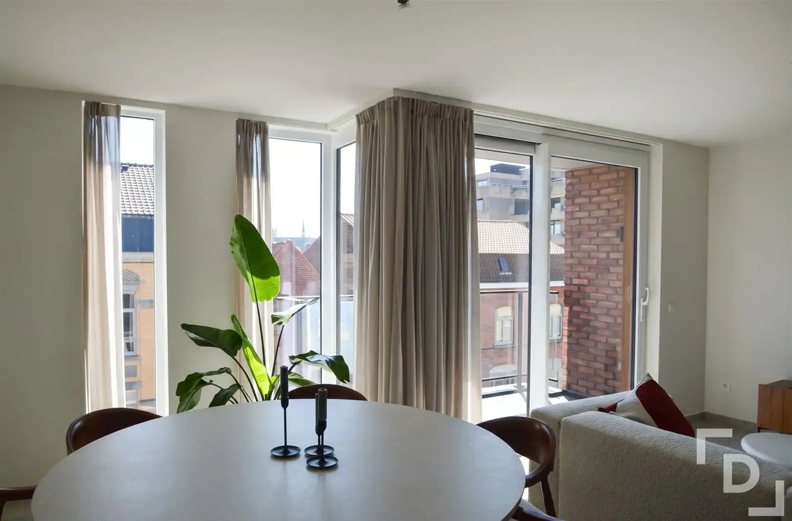 Lichtrijk appartement met carport en berging foto 4