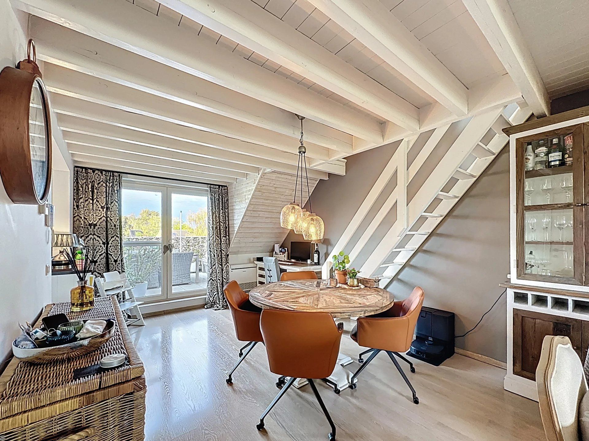 Super gezellig duplex appartement met 1 grote en 1 kleine slaapkamer, groot terras en garage foto 4