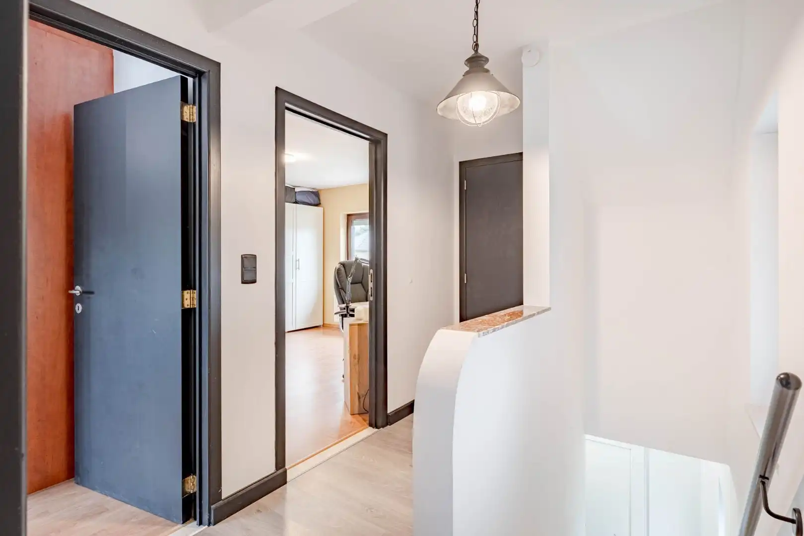 Gerenoveerde, goed onderhouden woning nabij het centrum van Bree mét een grote garage/werkplaats bereikbaar langs de Filterstraat aan de achterzijde van de woni foto 15