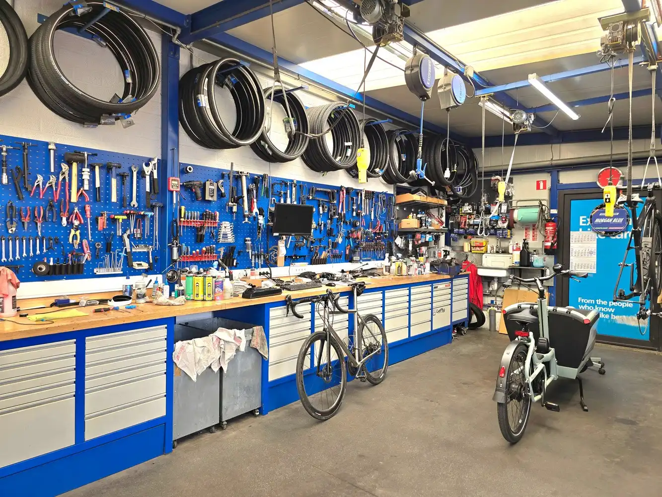TE KOOP : WINKEL / TOONZAAL 386 m² met ruime woonst (momenteel "FIETSEN GAETHOFS") - ideale investering op een toplocatie! foto 13