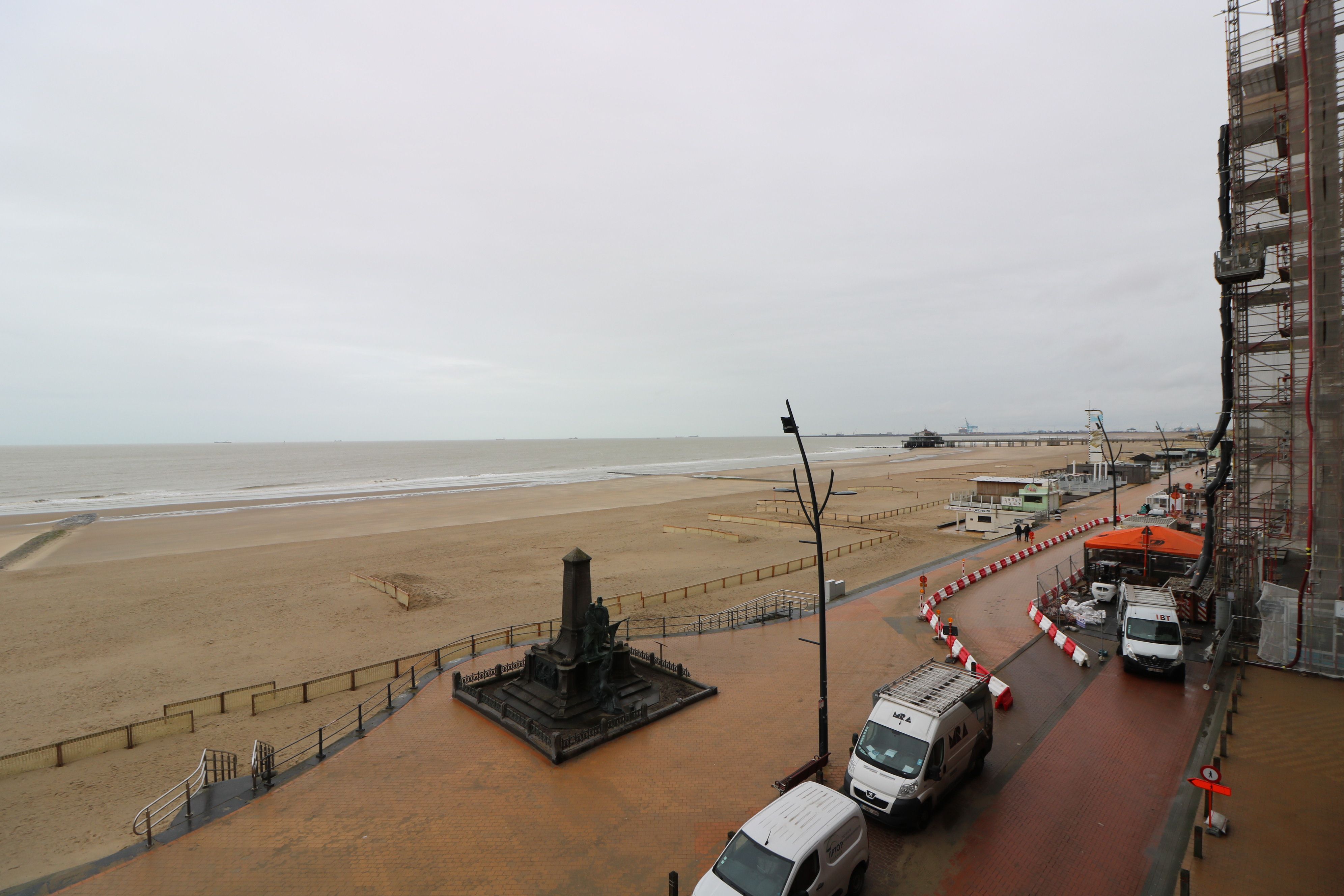 Gemeubileerd 1-slaapkamerappartement met groot terras en frontaal zeezicht op de Zeedijk van Blankenberge. foto 5