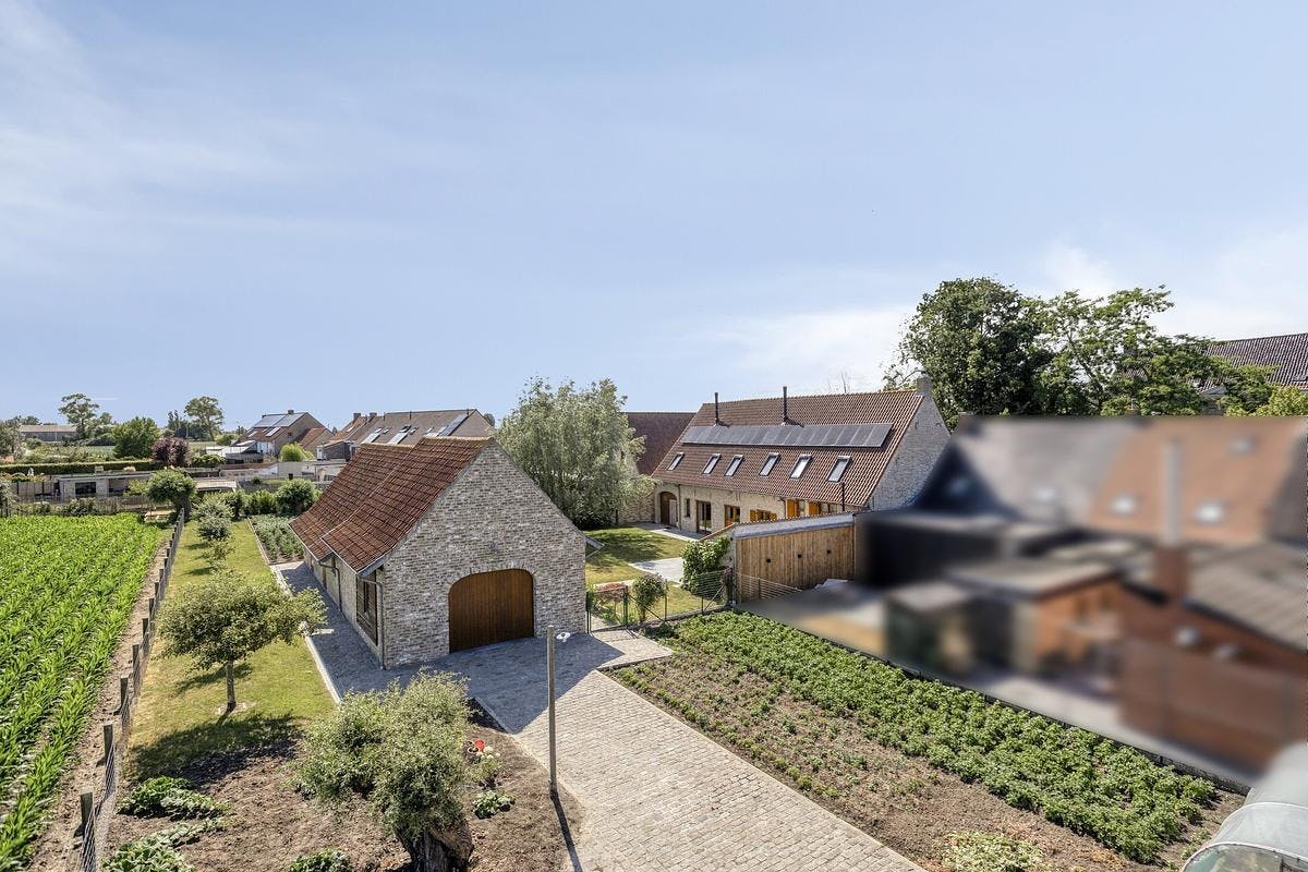 Ruime, energiezuinige woning met bijgebouw op 1.700m² in Beauvoorde. foto 2