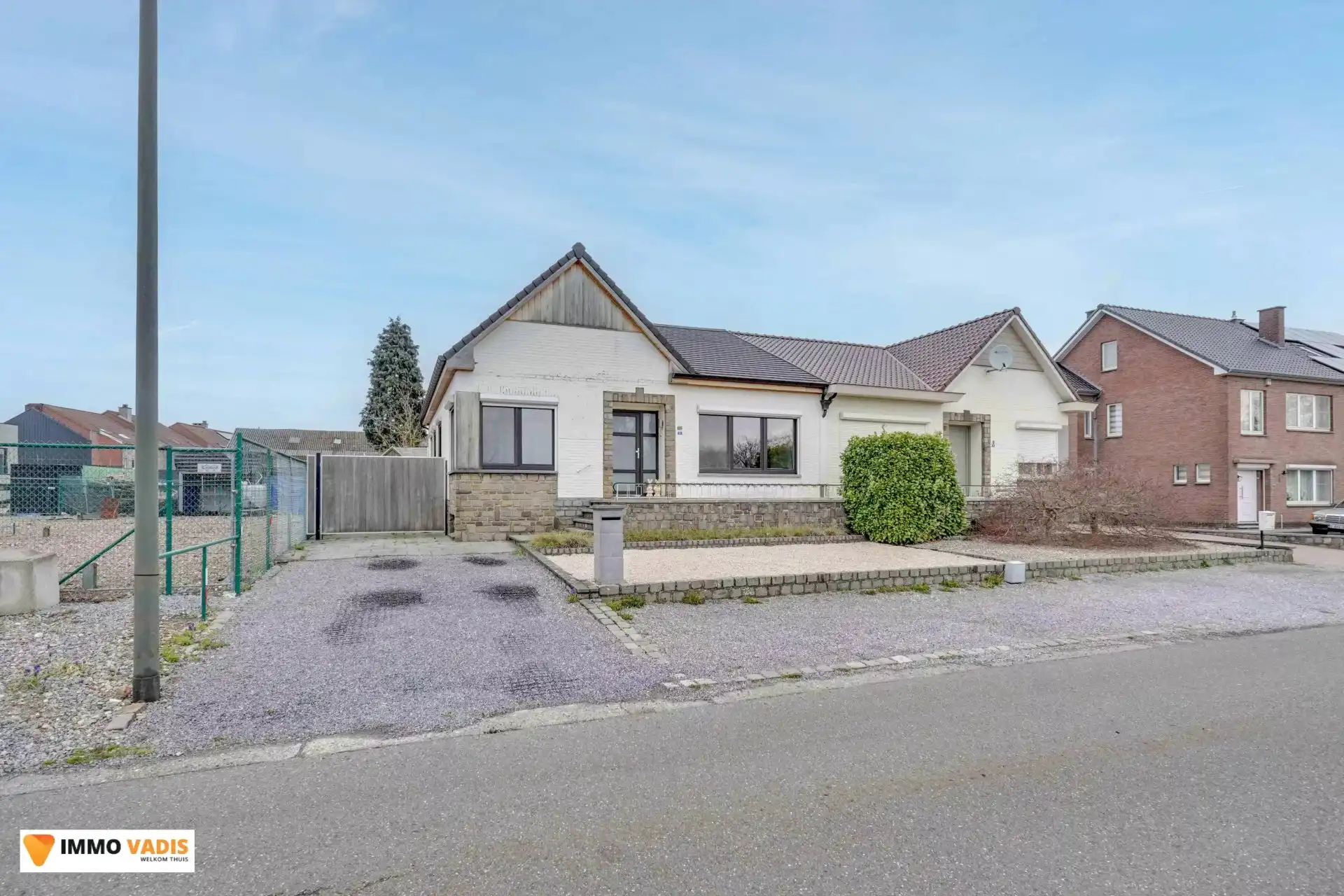 Ruime halfopen bebouwing met 3 slaapkamers en inpandige garage foto {{pictureIndex}}