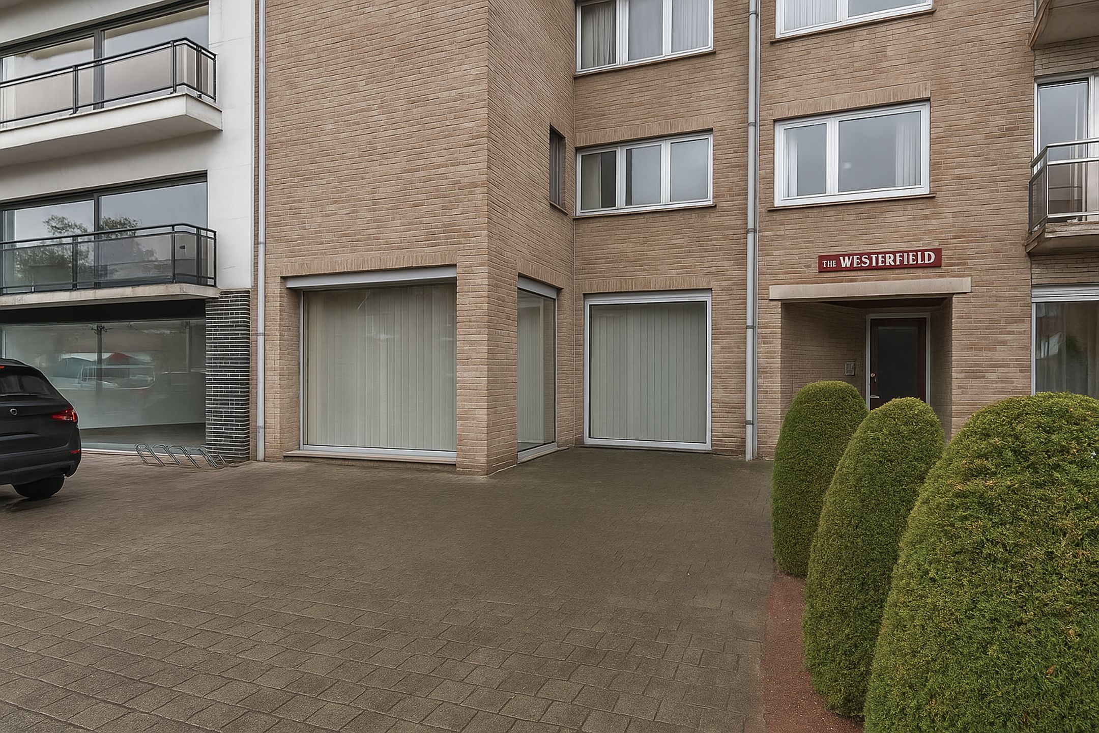 Ruime commerciële ruimte te koop in hartje Waregem foto {{pictureIndex}}