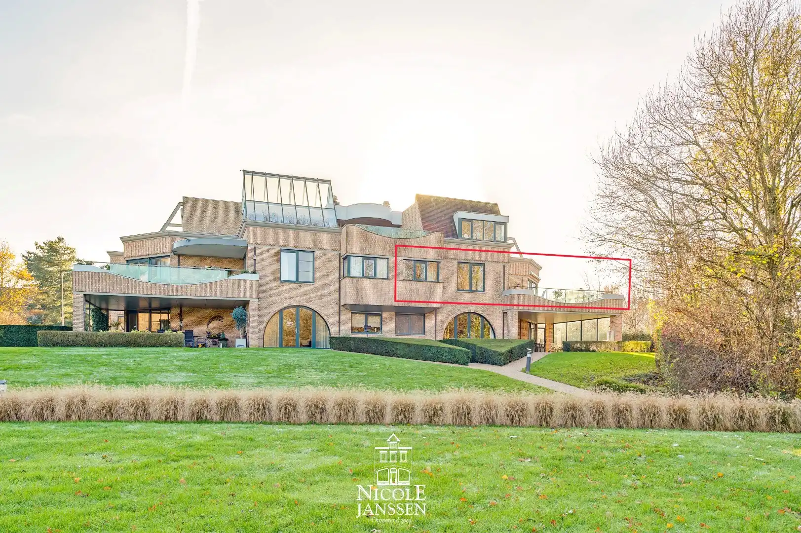 Prachtig luxueus appartement met 2 slaapkamers, kantoorruimte en ondergrondse garage foto {{pictureIndex}}