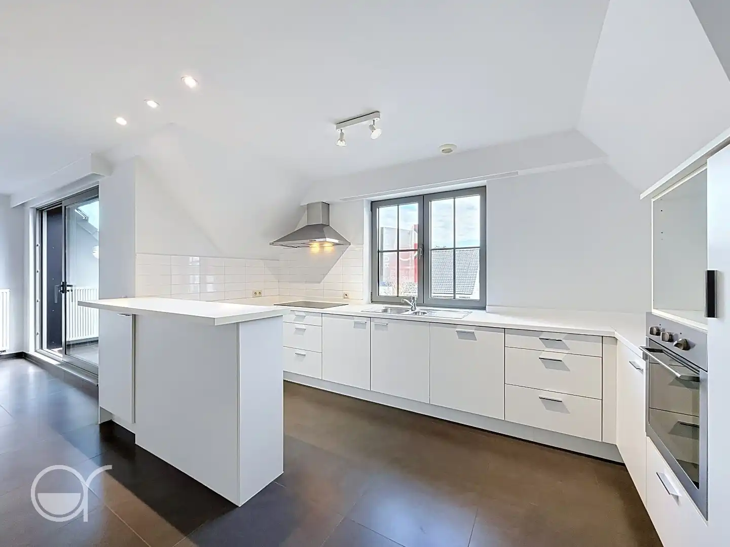 Lichtrijk duplexappartement met 2 slaapkamers, terras, garagebox én staanplaats foto 4