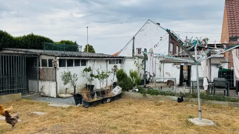 Grote, te renoveren half open bebouwing met 4 slaapkamers, tuin en garage foto 17