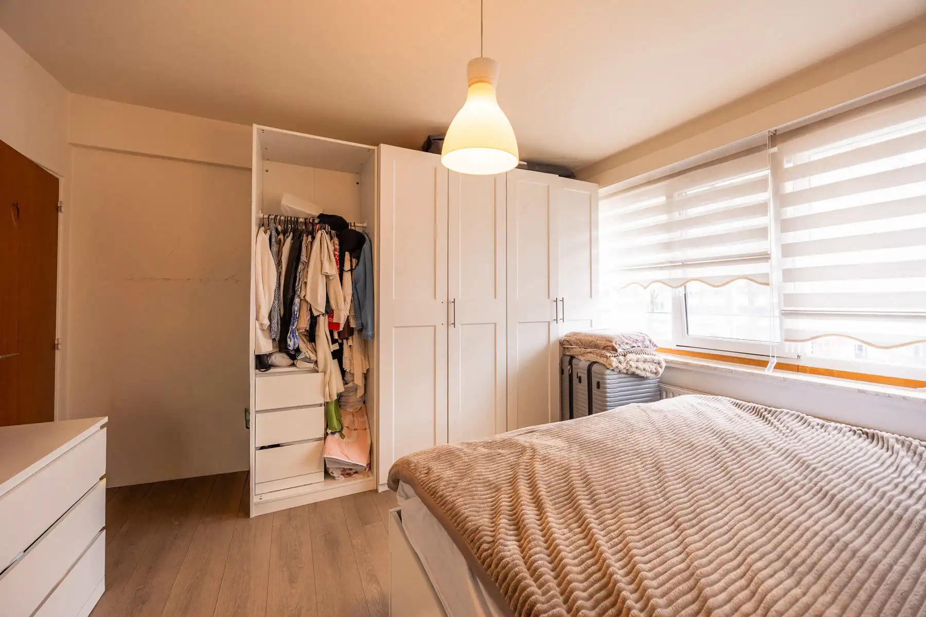 Lichtrijk appartement met parking in hartje Merksem foto 8