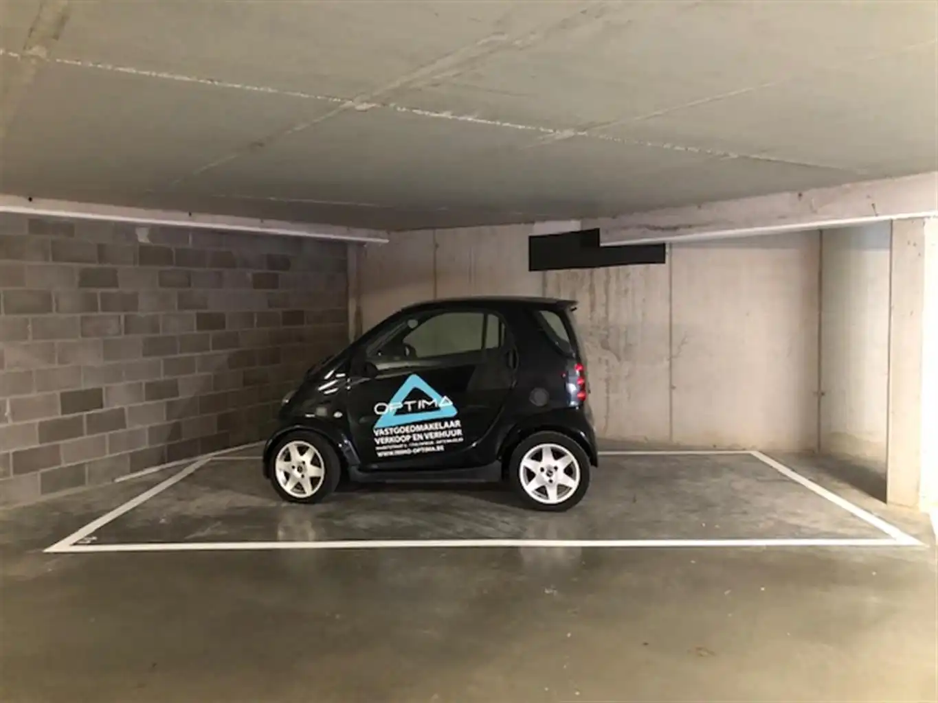 Autostaanplaats in Opwijk centrum foto {{pictureIndex}}