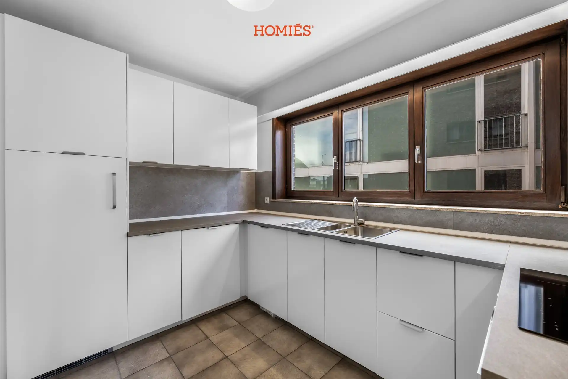 Instapklaar en vernieuwd 2-slaapkamerappartement met garage foto 7