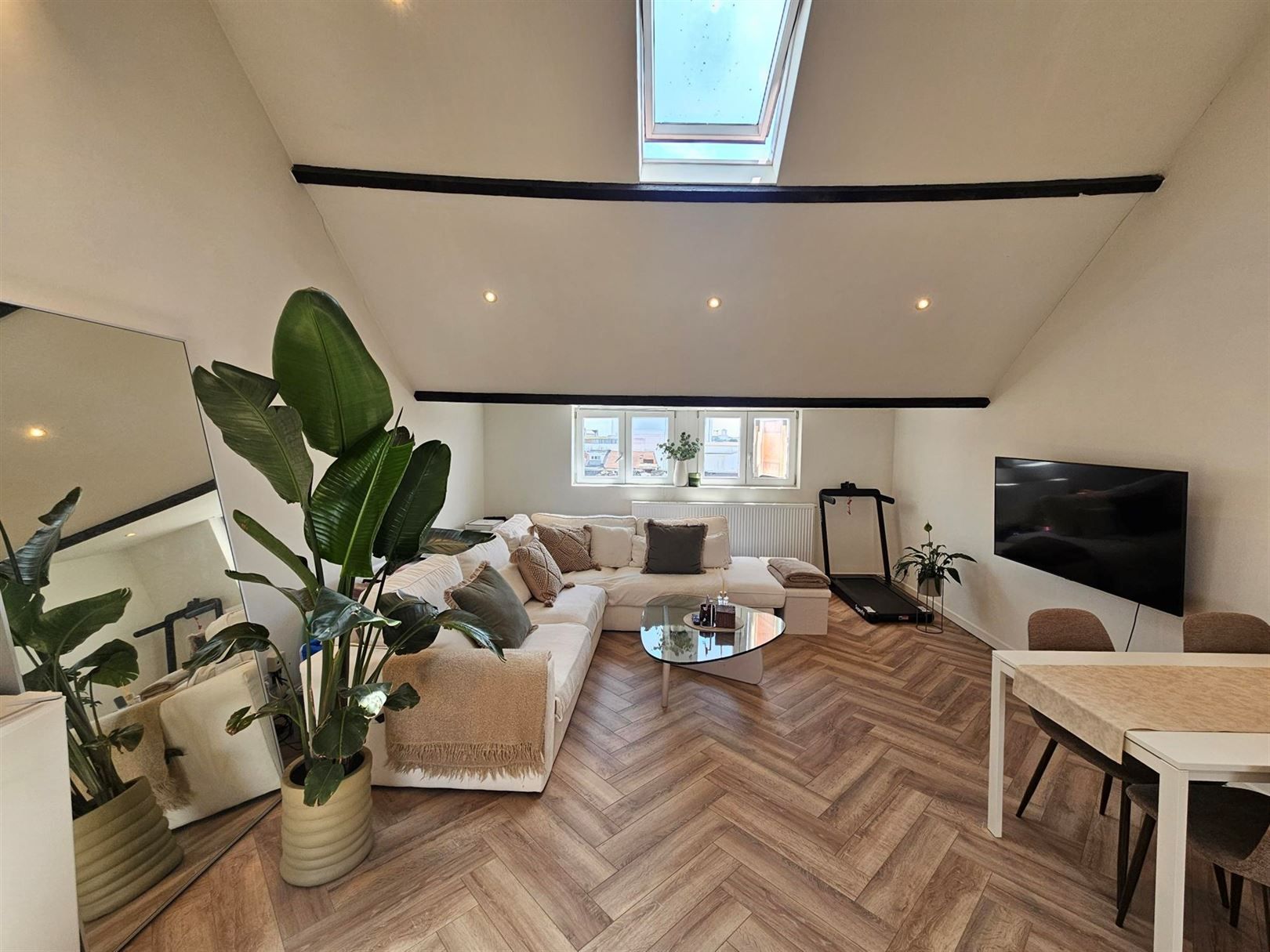 Appartement op derde verdieping van een herenhuis. foto {{pictureIndex}}