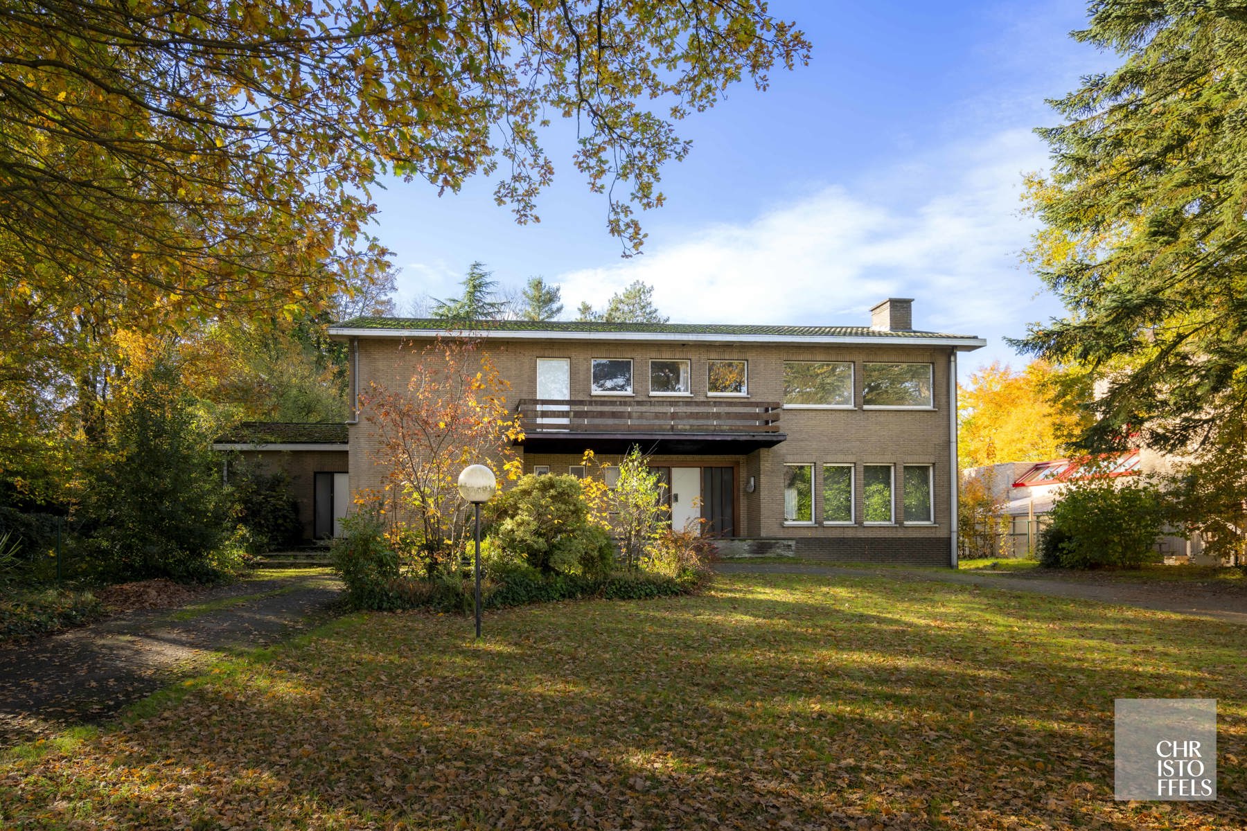 Hoofdfoto van de publicatie: Ruime opbrengsteigendom (384m²) op een perceel van 2.681m² in hartje Zutendaal