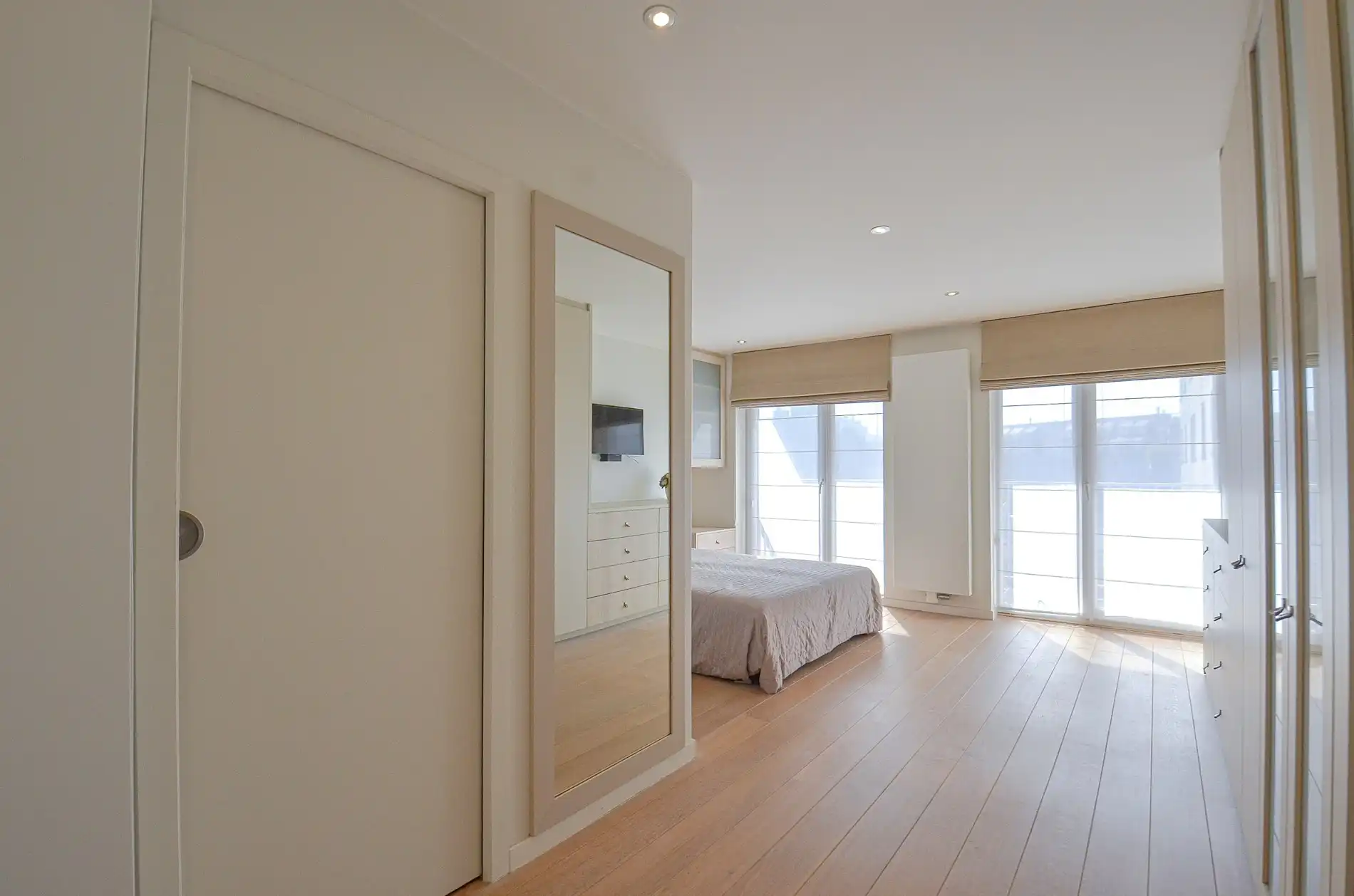Topaanbieding – Uitzonderlijk ruim appartement gelegen in een stijlvolle residentie. foto 22
