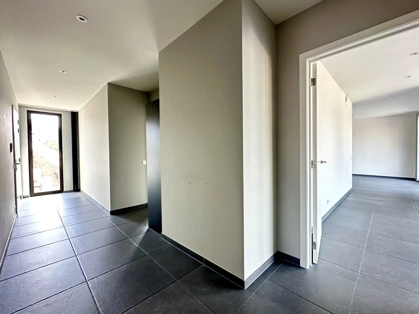 Zeer ruim appartement op goede locatie nabij de Smedenpoort foto 15