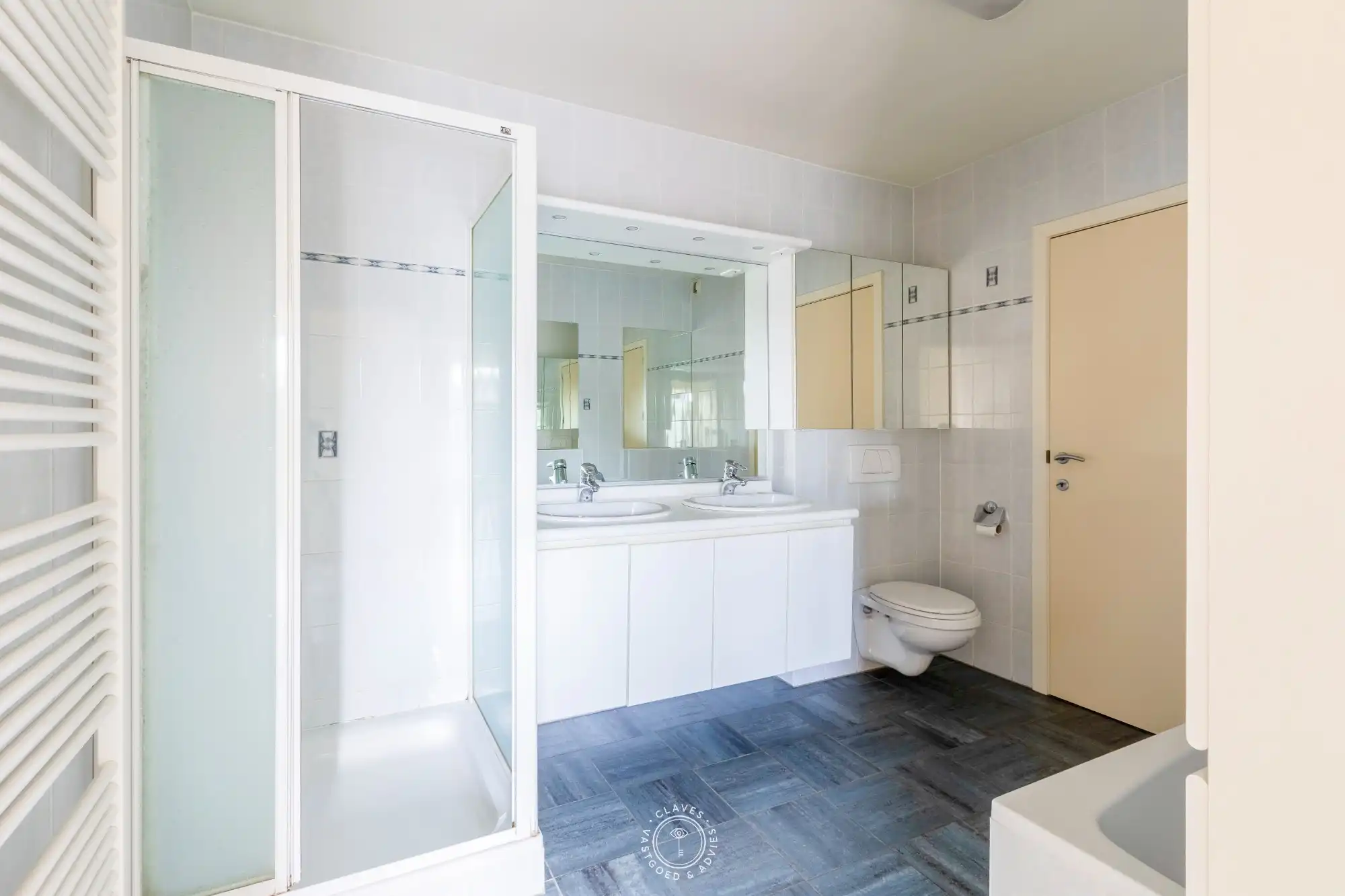 Ruim gelijkvloers appartement met drie slaapkamers foto 17