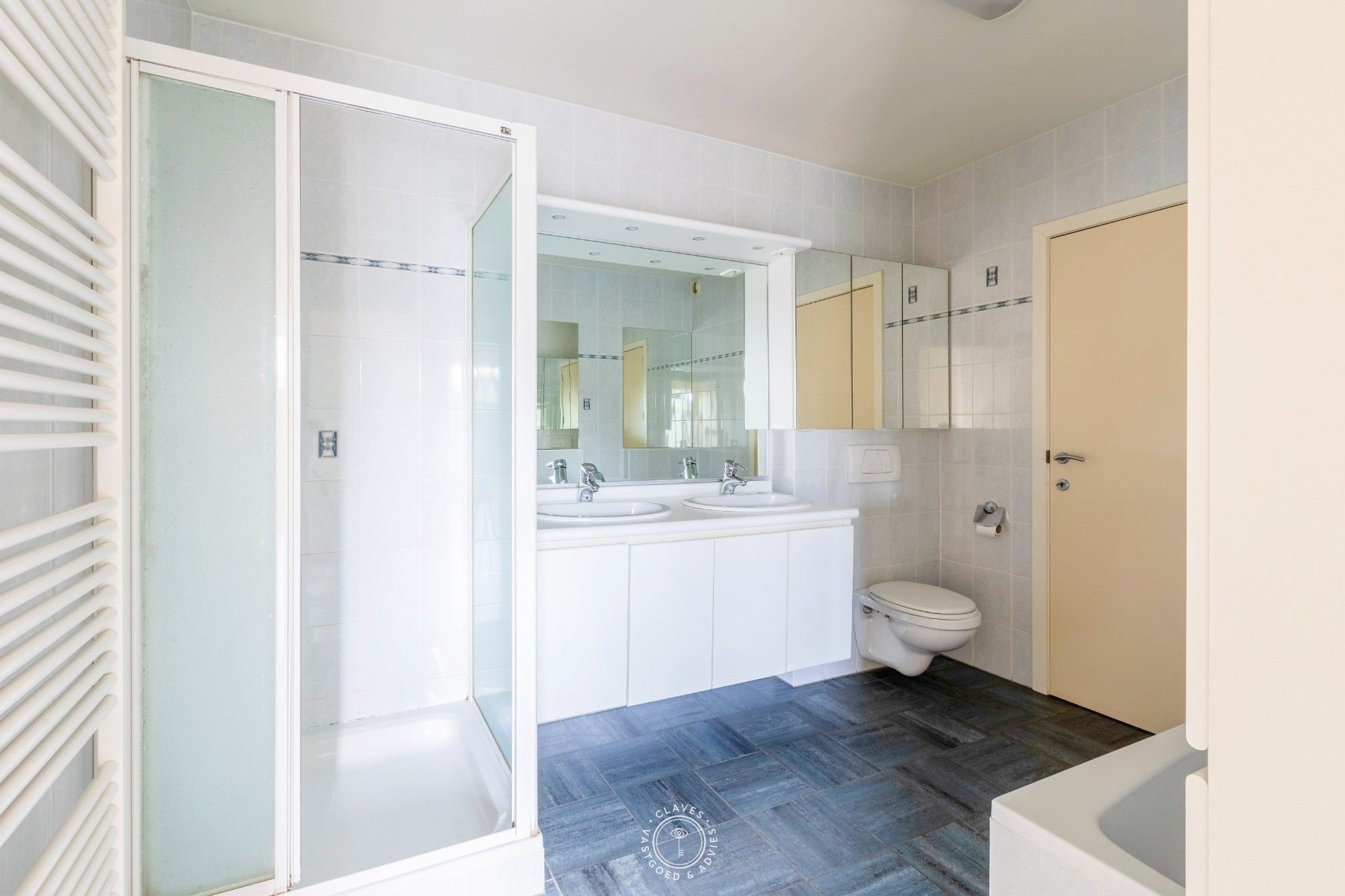 Ruim gelijkvloers appartement met drie slaapkamers foto 17