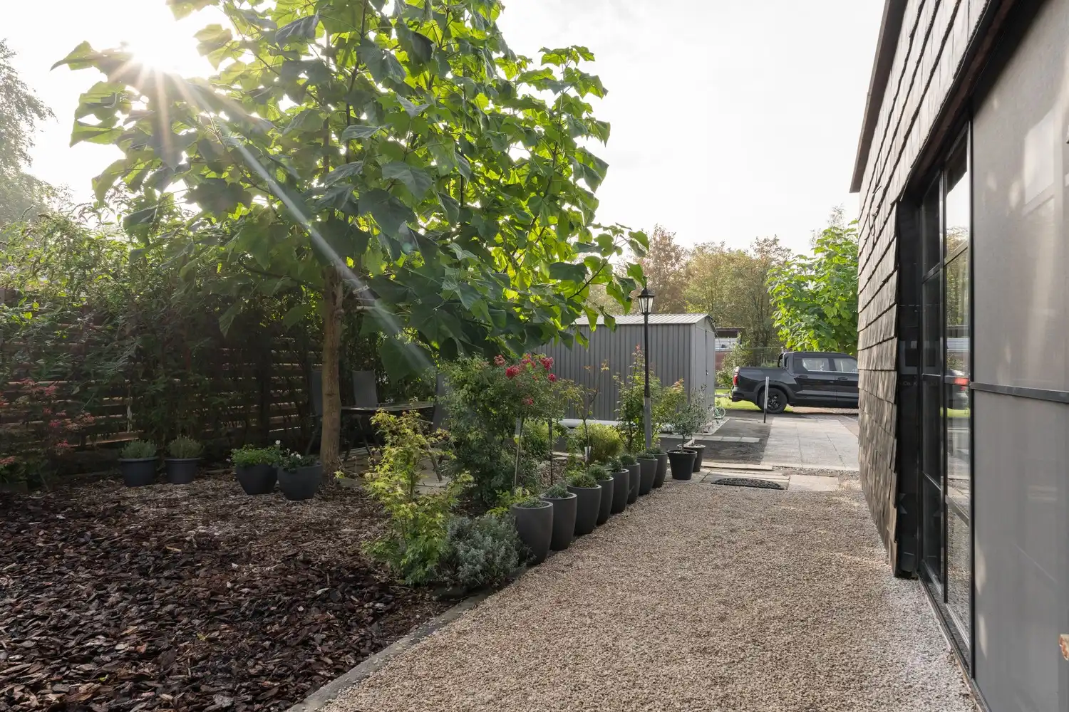 Veelzijdige woning met zorgmogelijkheden, werkruimte en tal van bijgebouwen foto 29