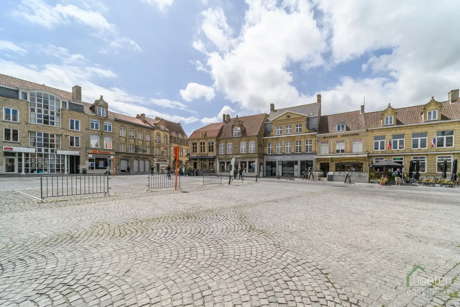 Veurne: Imposant multifunctioneel gebouw op toplocatie op de historische Grote Markt van Veurne foto 25