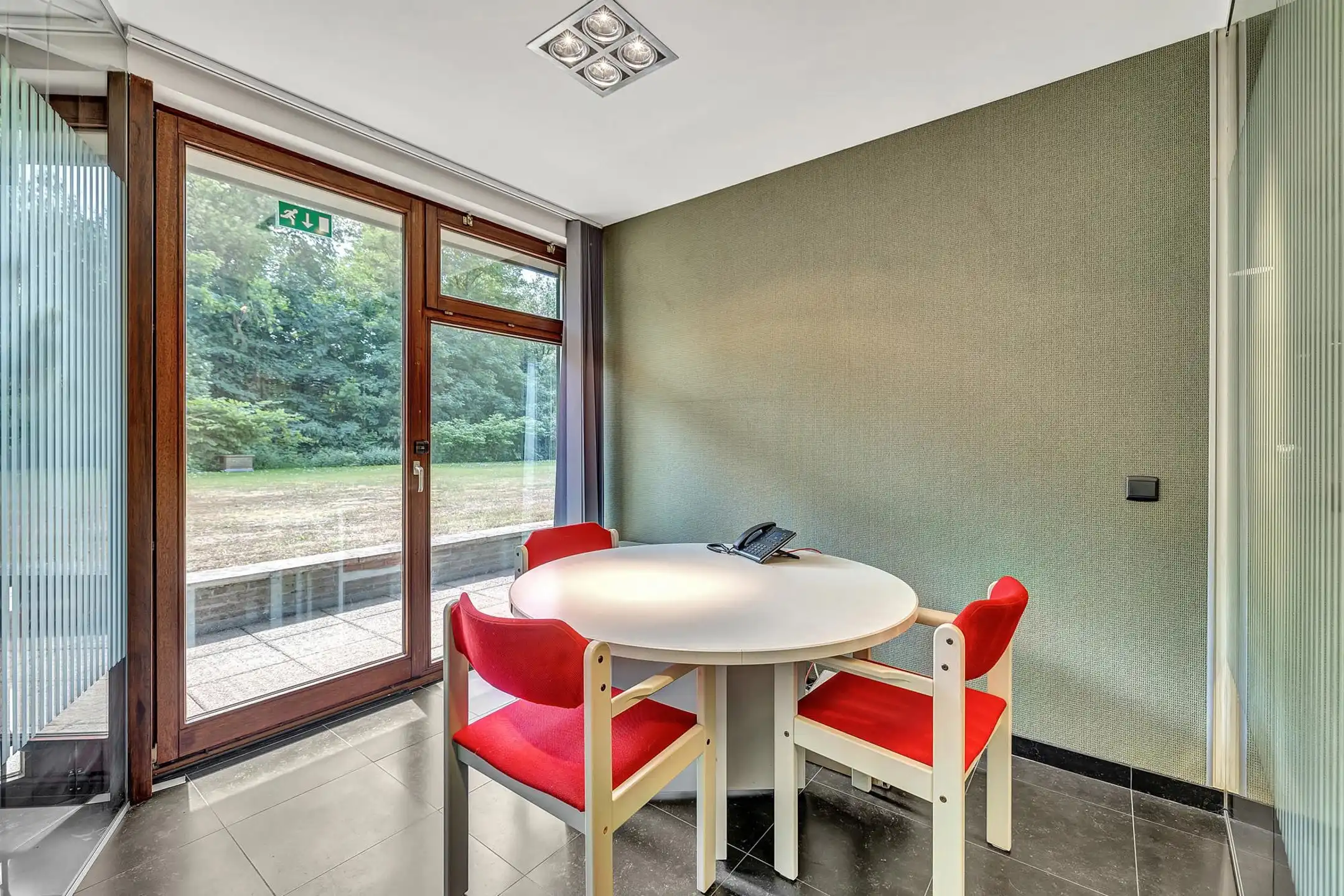 Instapklaar commercieel gelijkvloers op strategische locatie foto 18