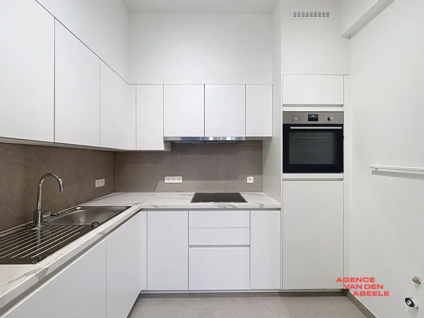 Gerenoveerd gelijkvloers appartement met tuin en garage foto 5