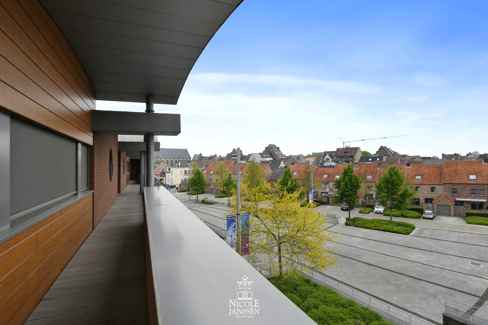 Appartement met kelderberging en twee autostandplaatsen te koop in Maaseik foto 2