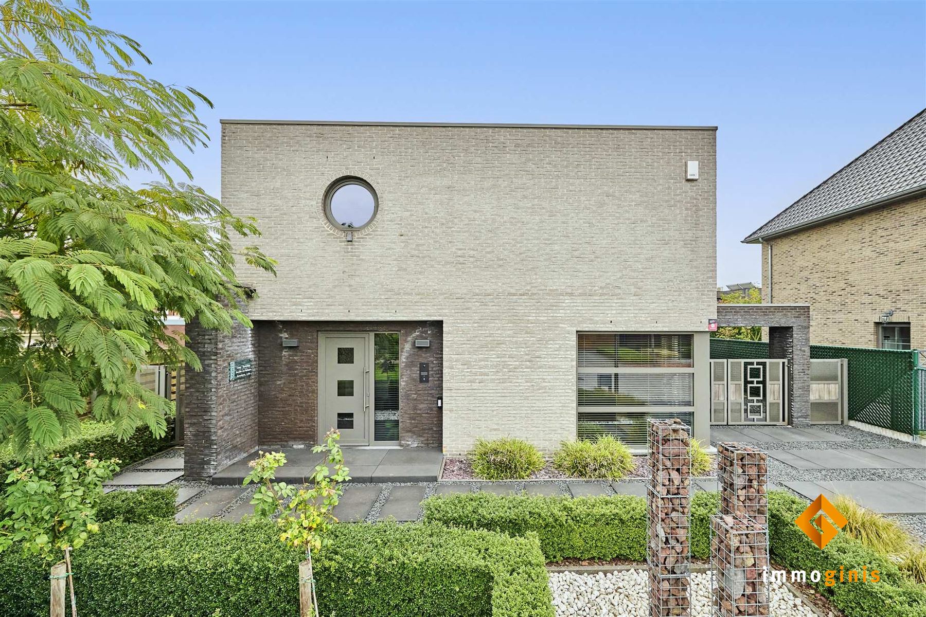 Recente, moderne woning met 3 à 4 slaapkamers en zwembad op perceel van 5a01ca, in een doodlopende straat. foto {{pictureIndex}}