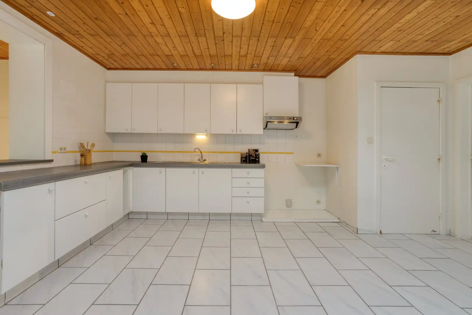 Verzorgde woning met diepe tuin, carport en uitweg achteraan! foto 7