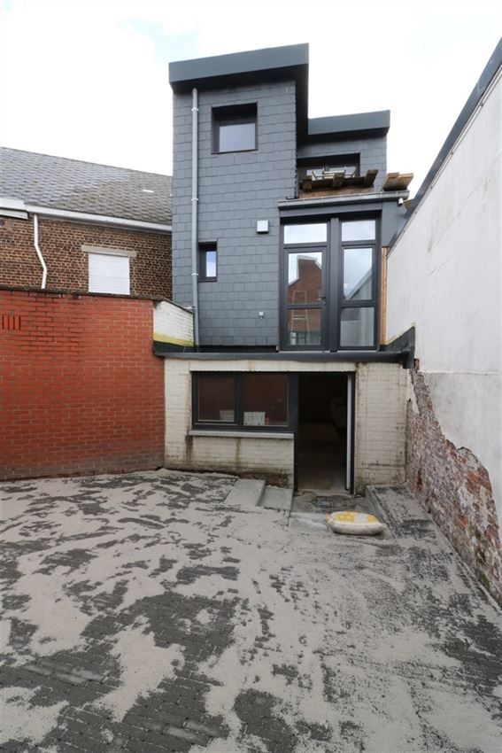 Rustig gelegen bel-etage woning met 3 slpk., 2 garages en leuk terras foto 2