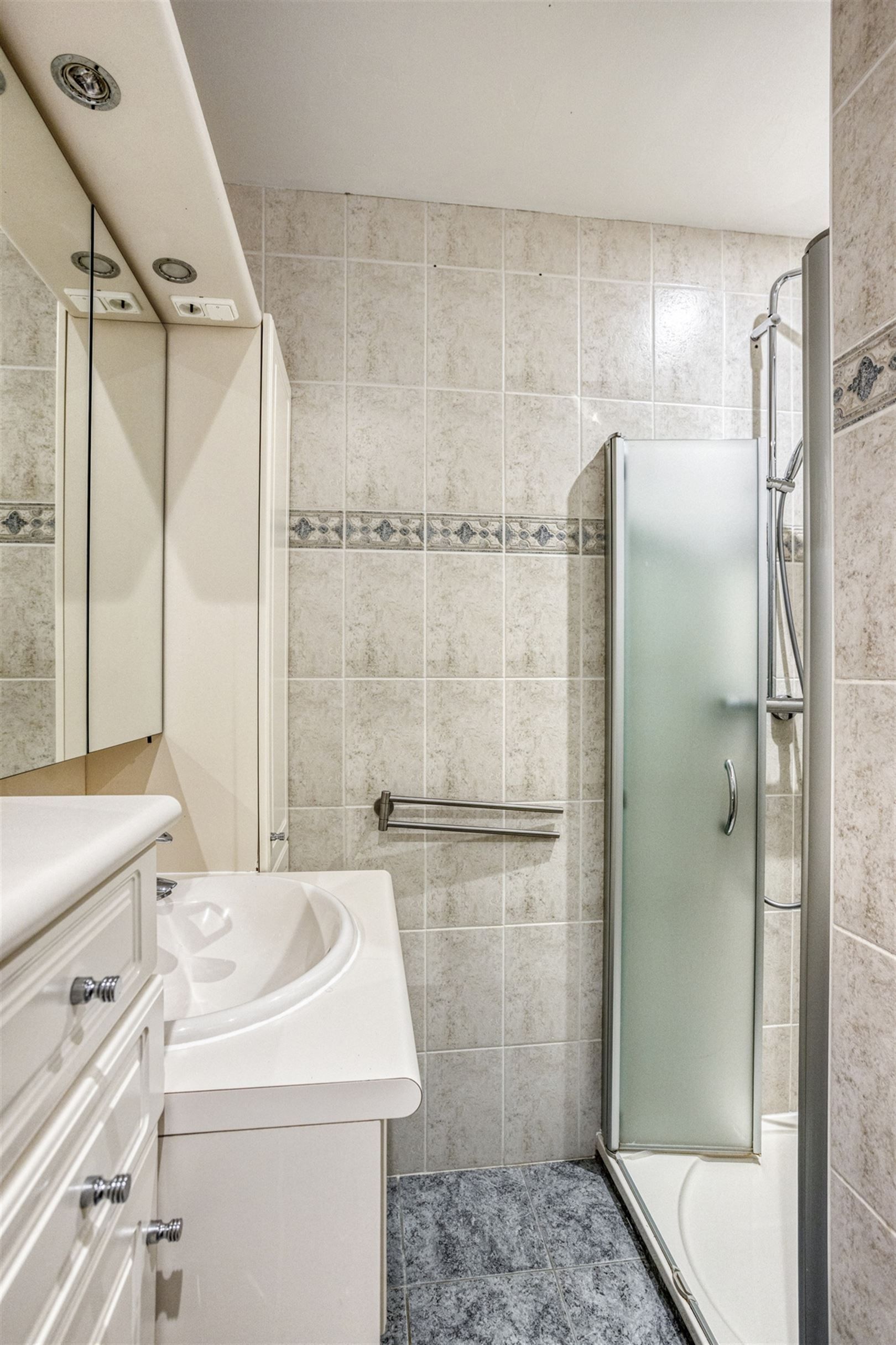TE KOOP: Deels gerenoveerde woning te Zonhoven!  foto 11