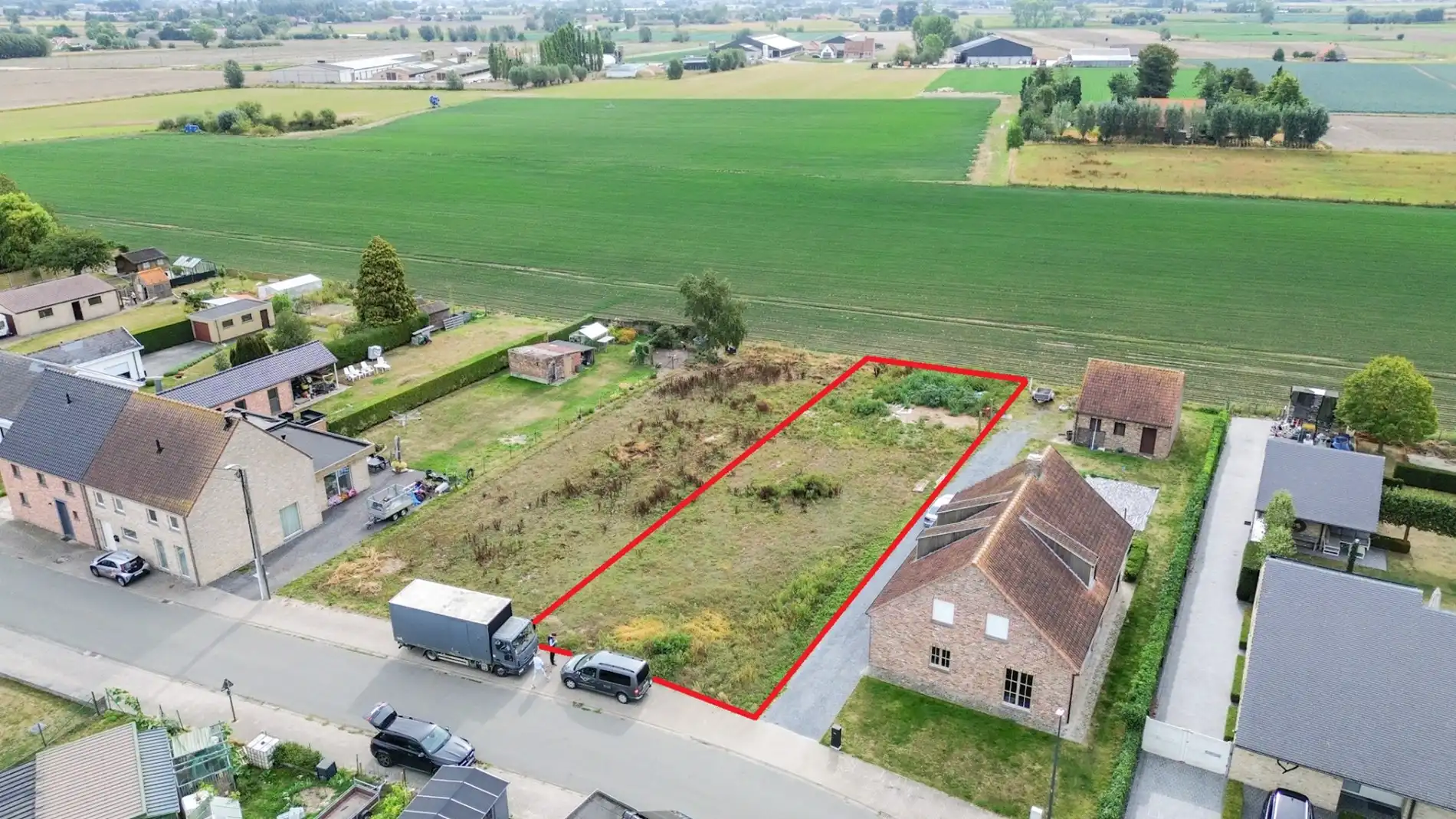 Mooi gelegen perceel bouwgrond voor open bebouwing, 804 m², Bovekerke.  foto {{pictureIndex}}