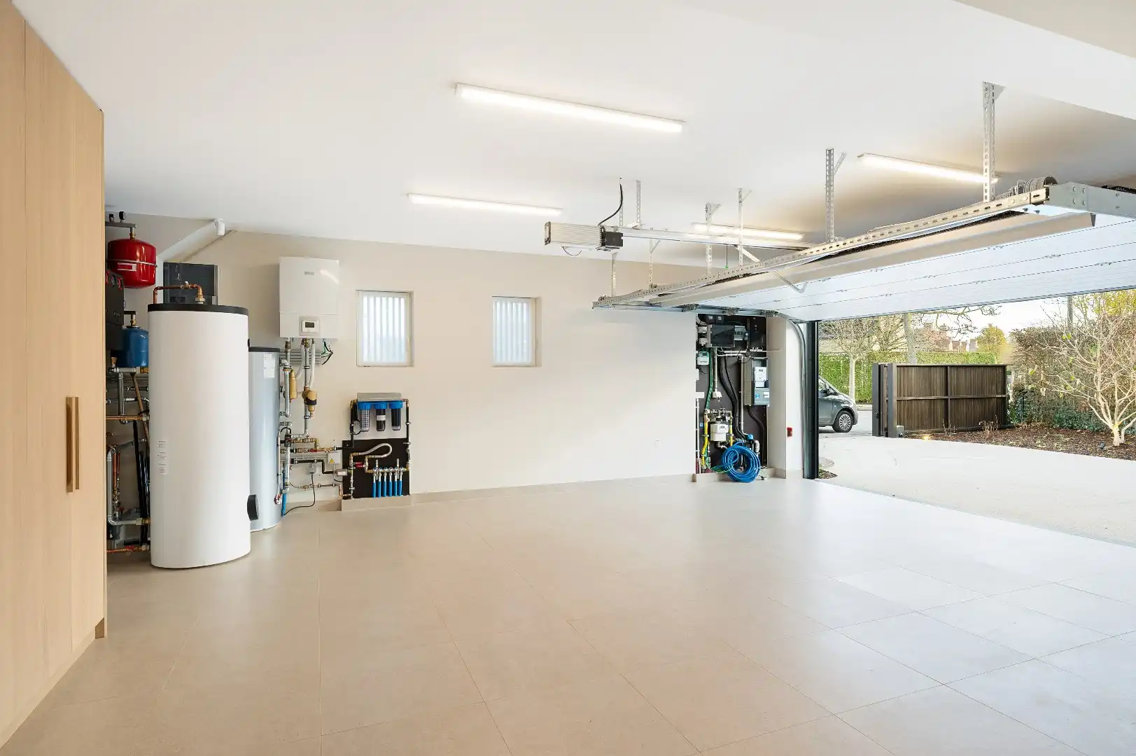 Ruime en elegante alleenstaande villa met luxe afwerking en zonnige tuin foto 37