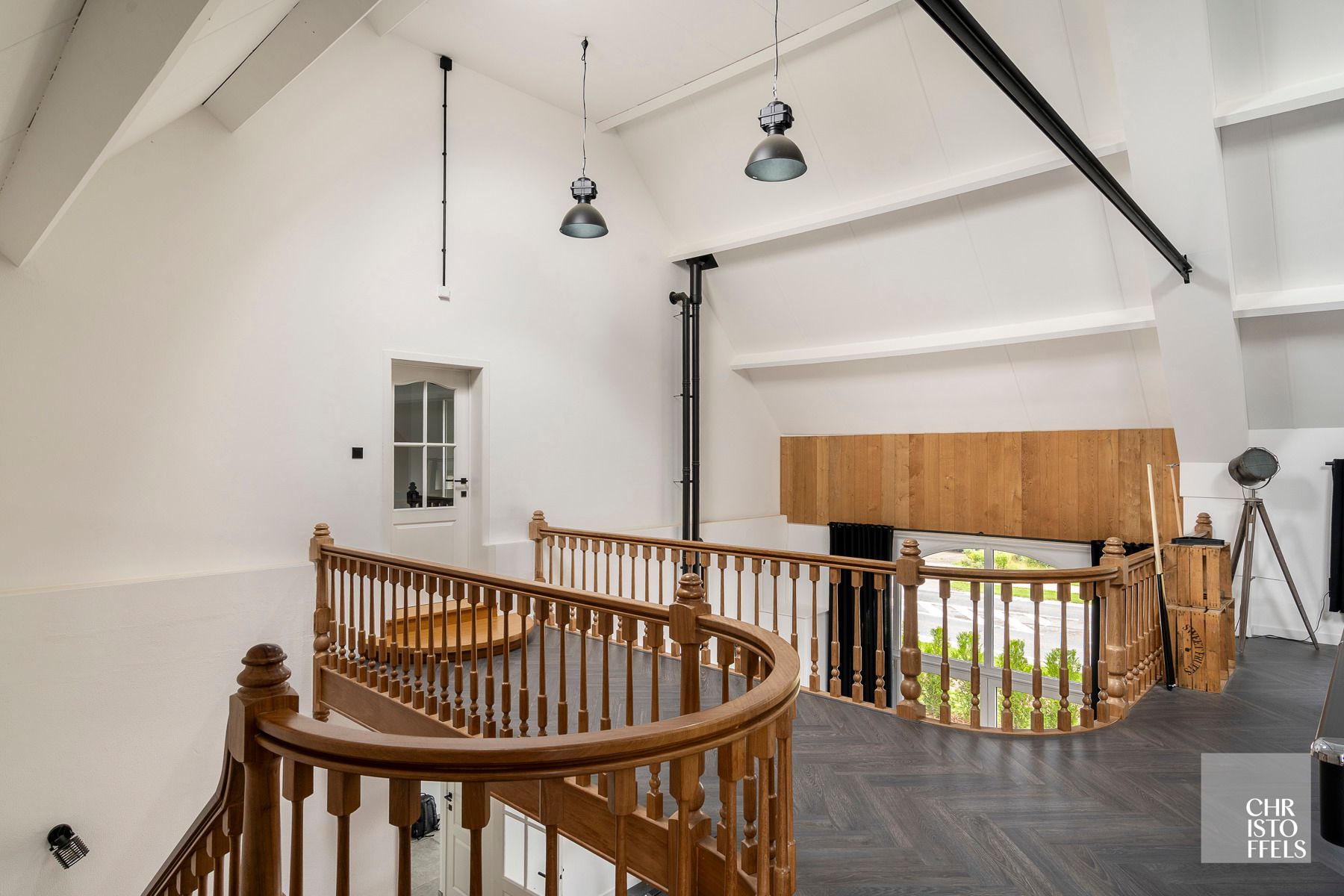 Uitzonderlijk ruime (440m²!) en volledig gerenoveerde woning met commerciële topligging en tal van mogelijkheden in Lanaken! foto 31