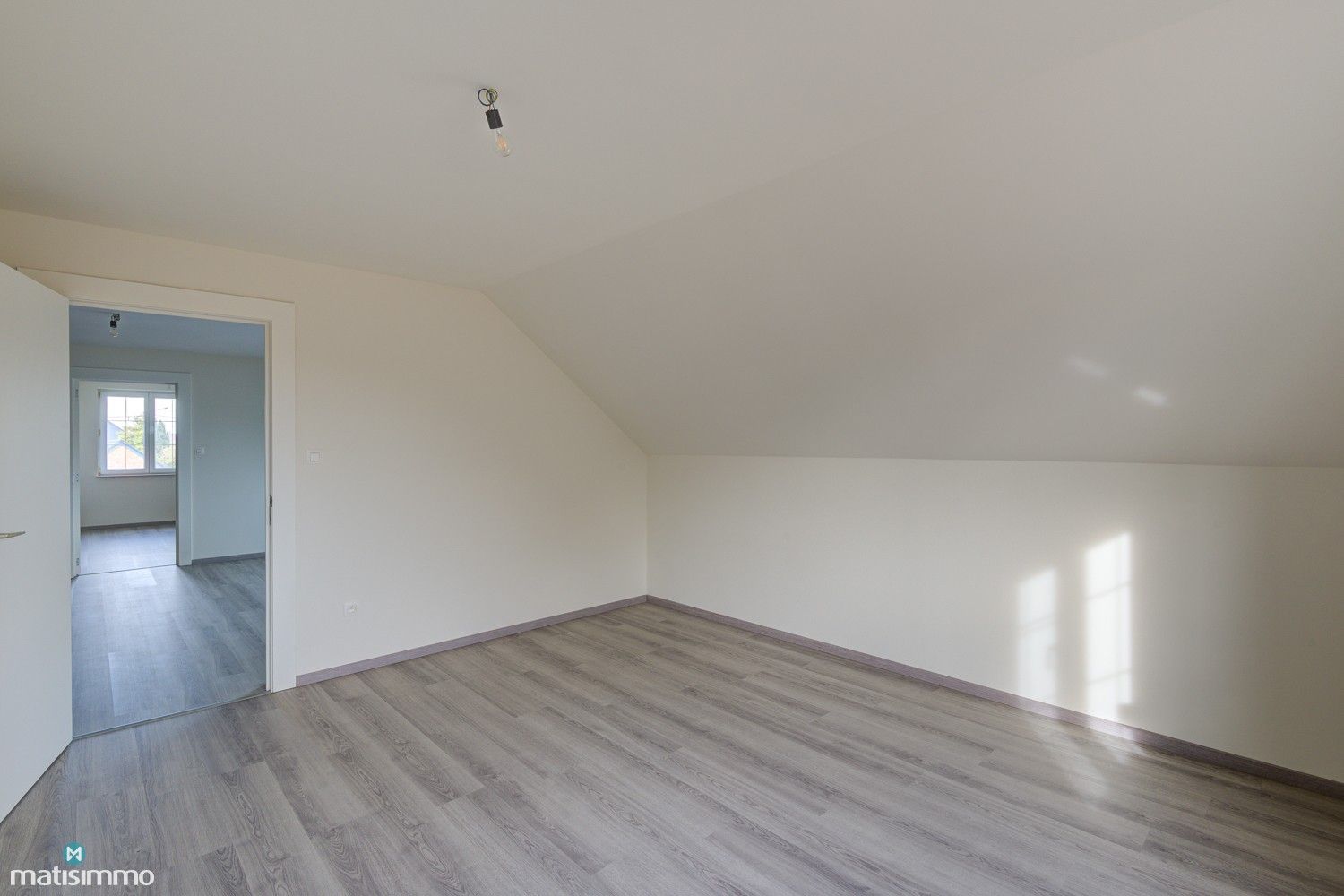 UITZONDERLIJK RUIME WONING MET 5 SLAAPKAMERS EN ONDERHOUDSVRIENDELIJKE TUIN TE MOPERTINGEN foto 23