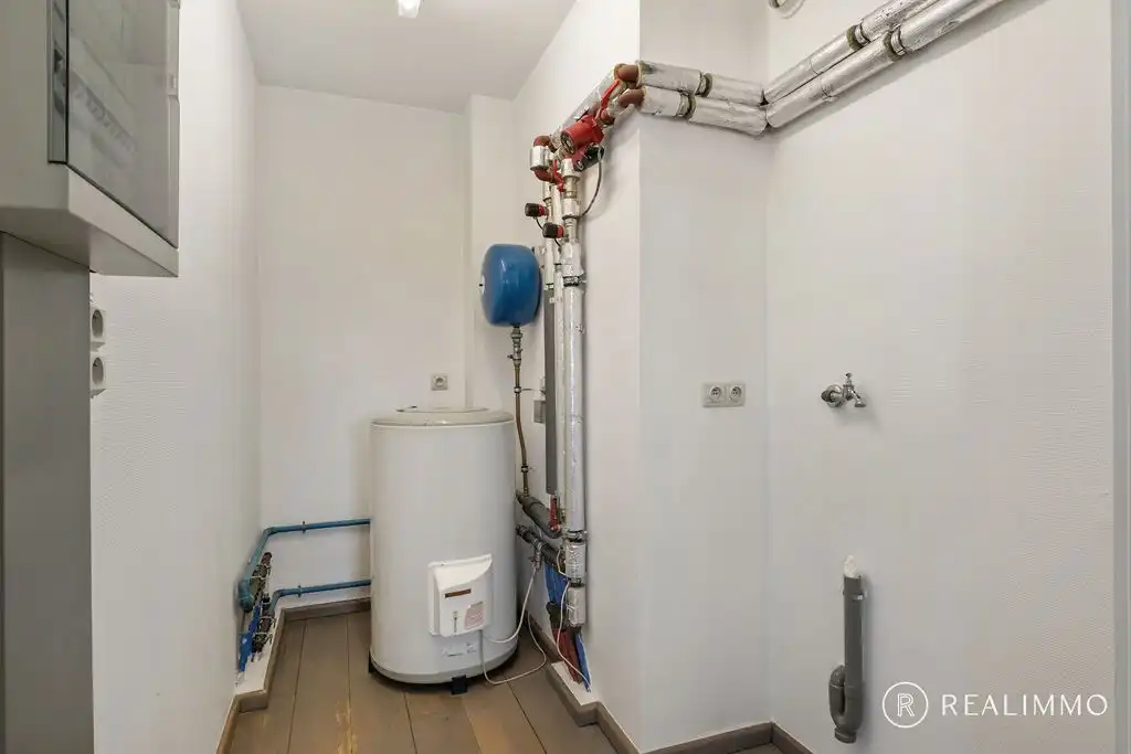 Ruim appartement met 3 slaapkamers én garage in het hartje Zwevegem! foto 10