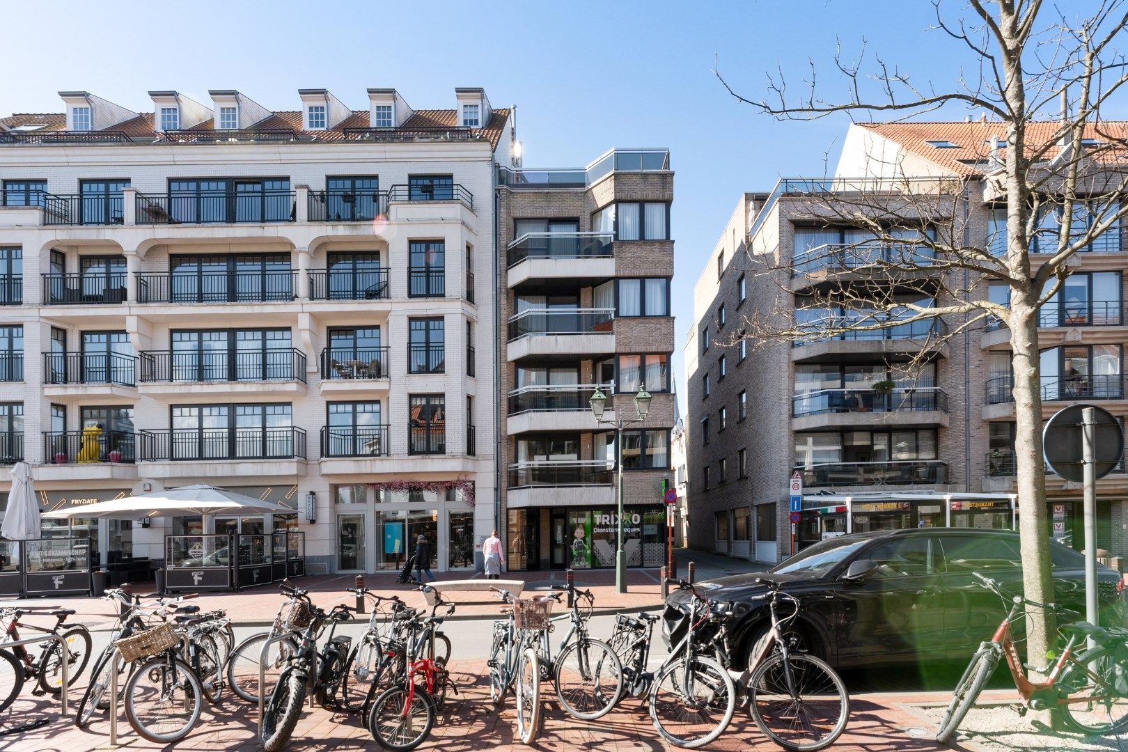 Breed hoekappartement met groot terras foto {{pictureIndex}}