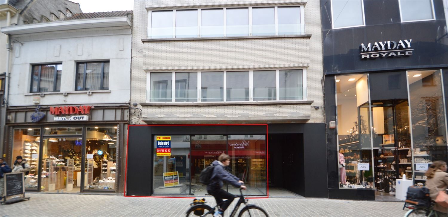 VERNIEUWD COMMERCIEEL GELIJKVLOERS NABIJ GROTE MARKT foto {{pictureIndex}}