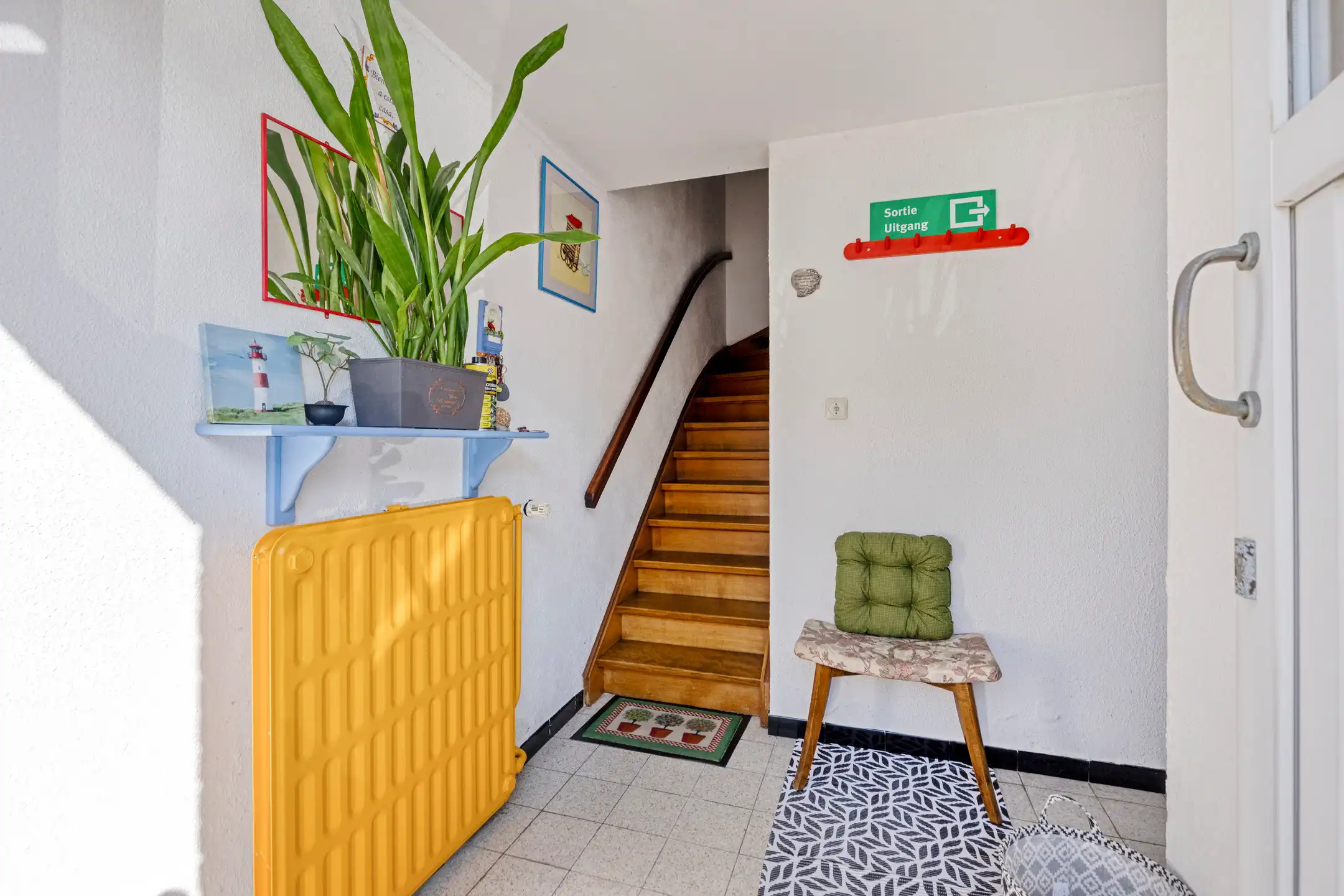 Woning met 3 slaapkamers in een residentiële wijk foto 2