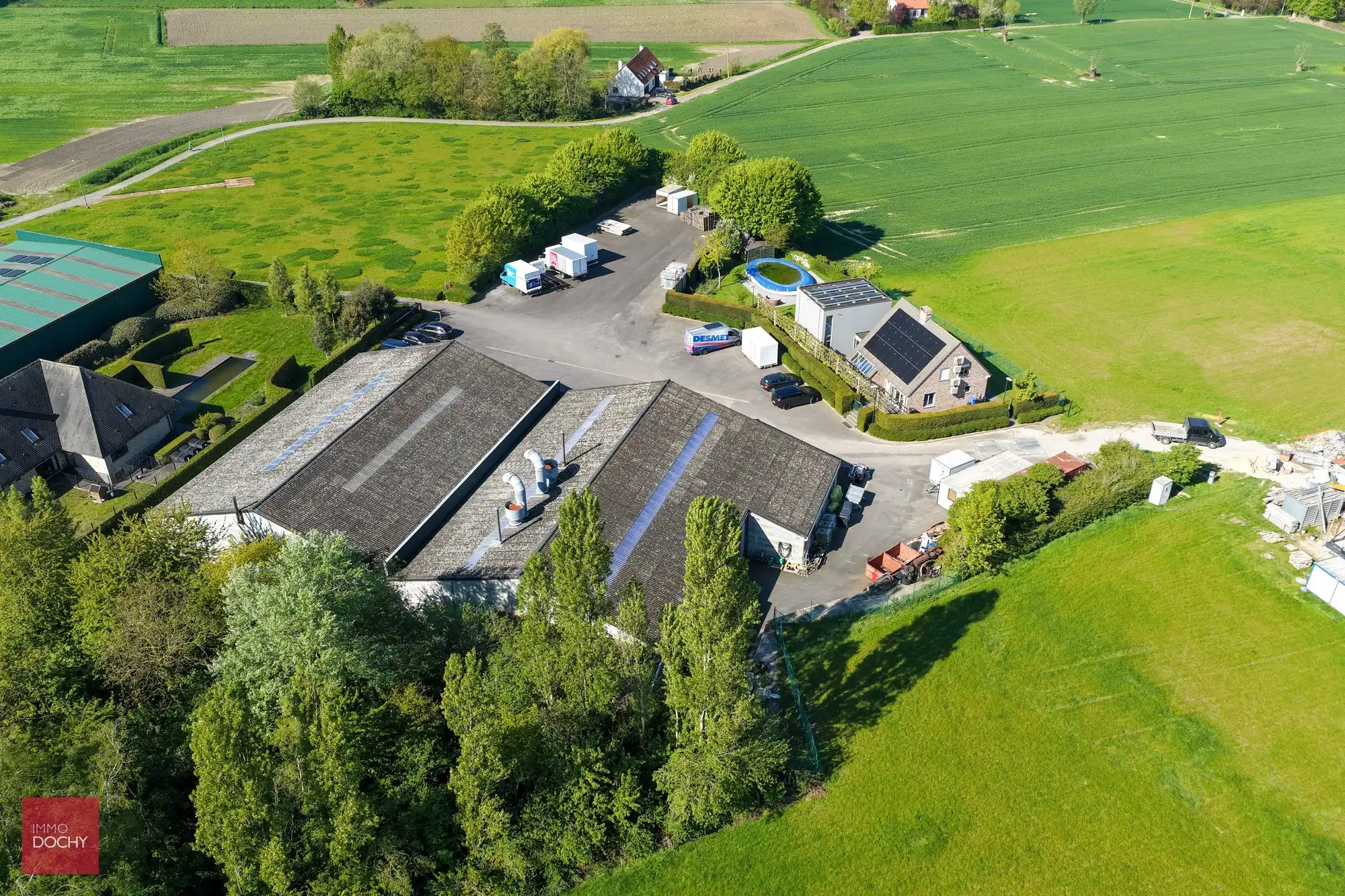 Goed gelegen handelseigendom met woonst en magazijnen (zone milieubelastende industrie) foto 14