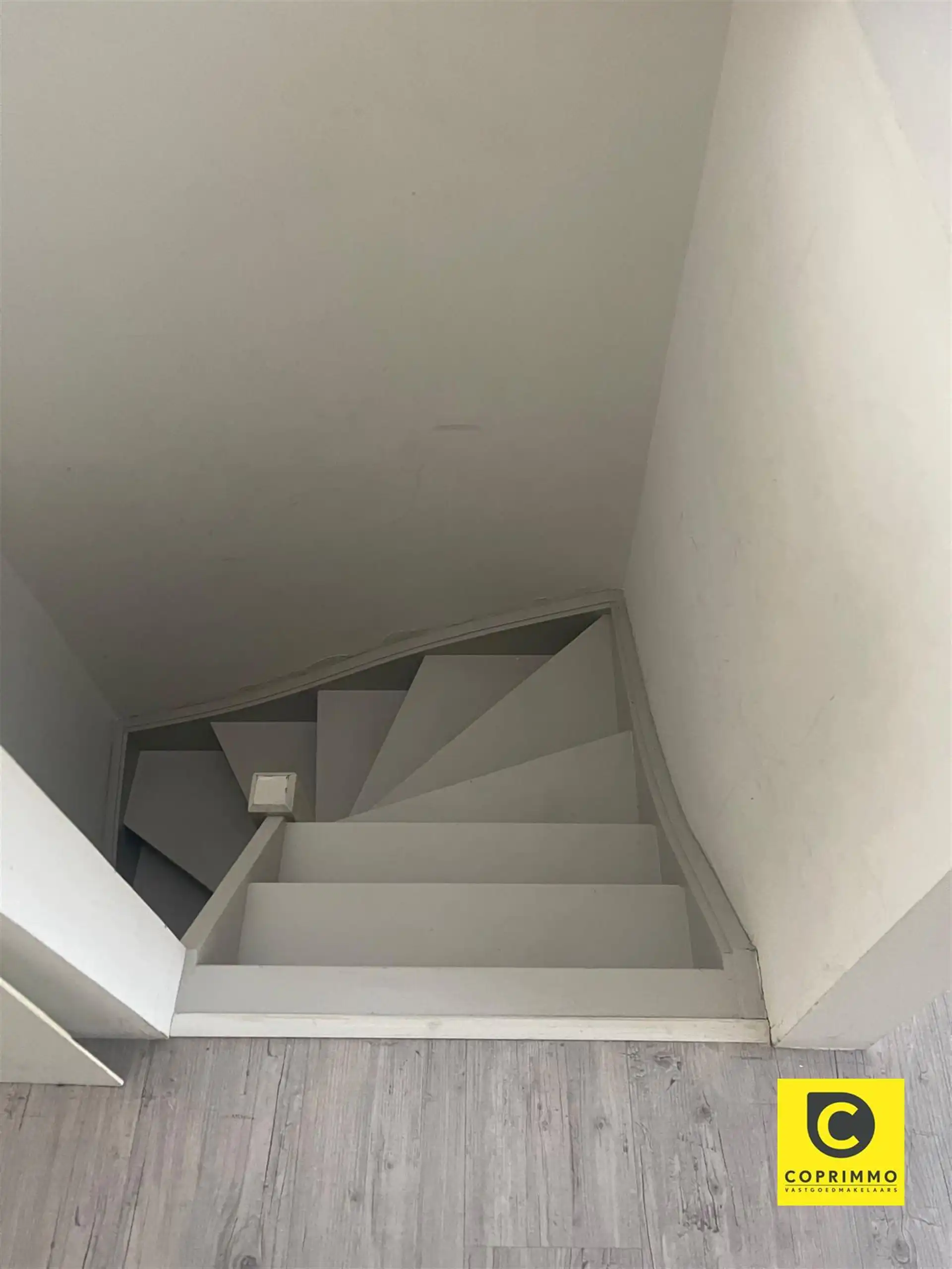 Te renoveren souterrain met stadskoer, achterhuis en garage op 't Zuid! foto 35